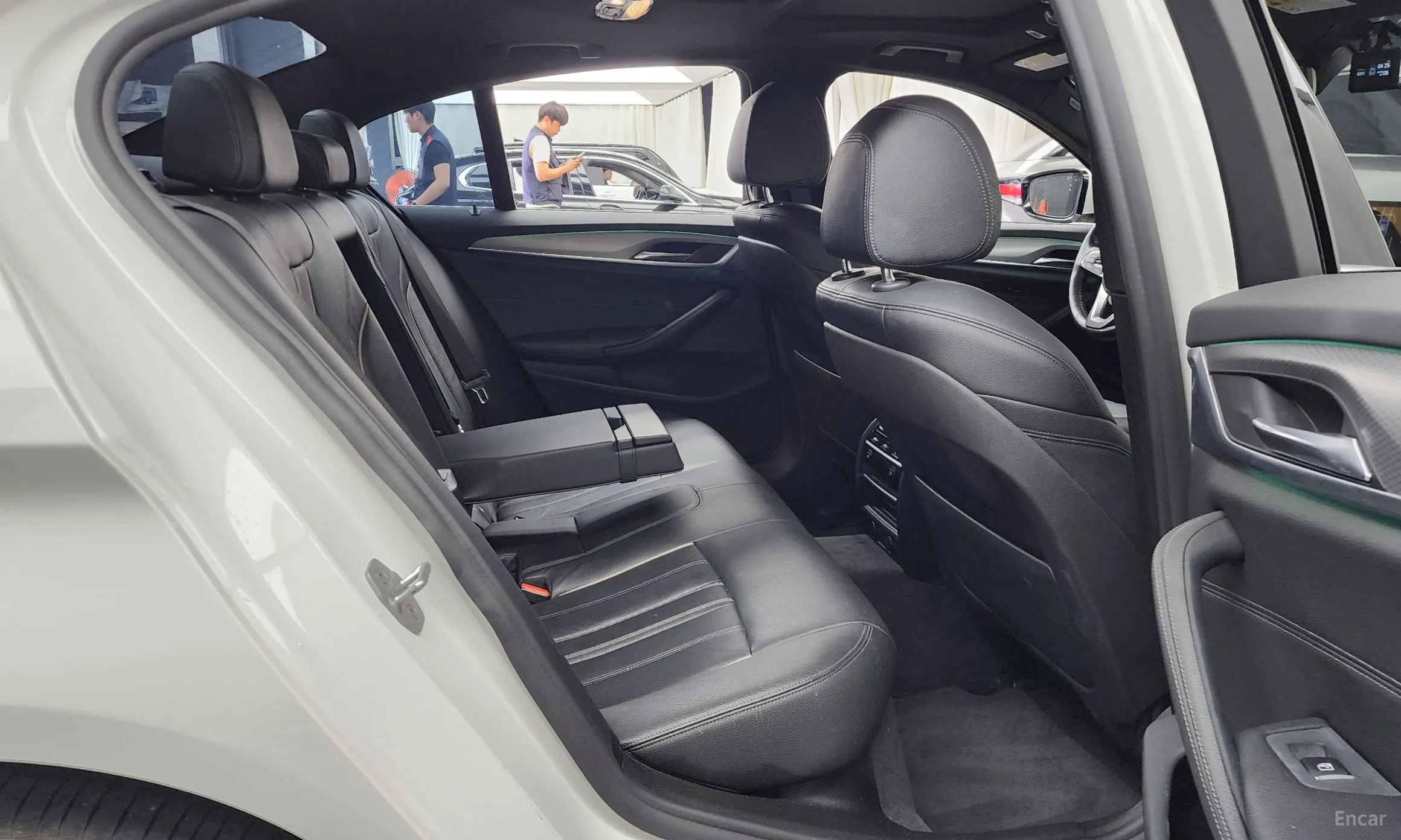 BMW 5 Series (G30) превью 12