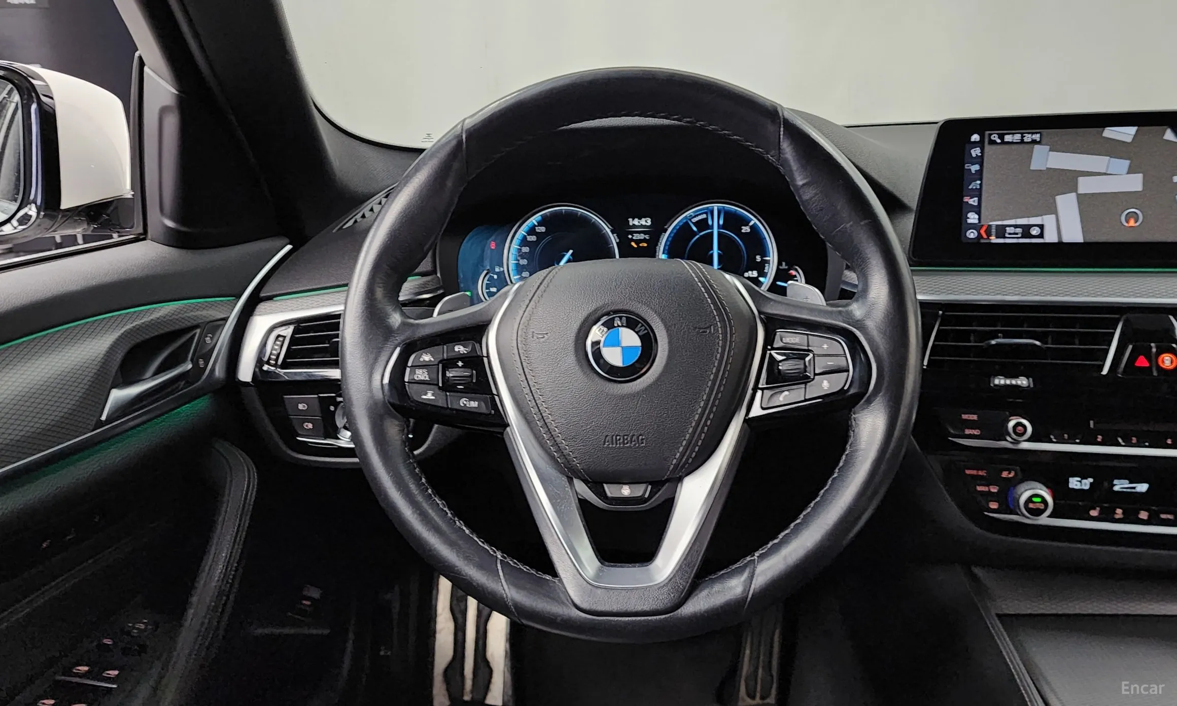 BMW 5 Series (G30) превью 13