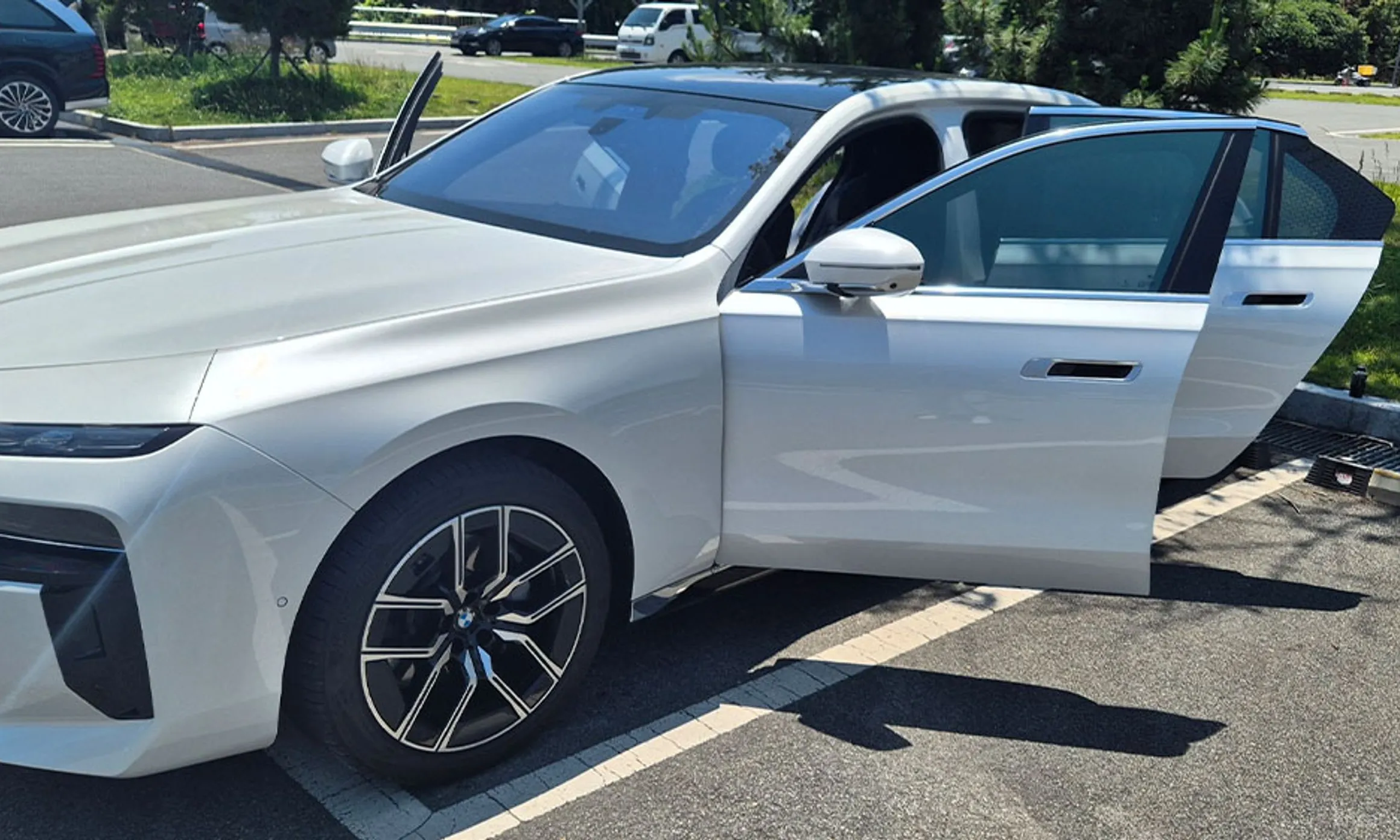BMW 7 Series (G70) превью 4