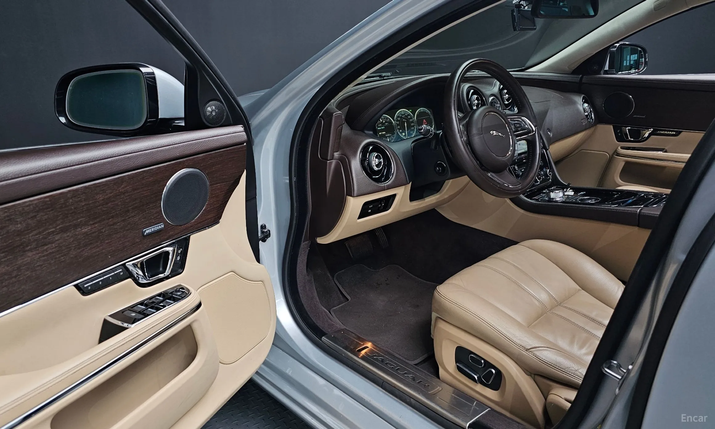 Jaguar All New XJ превью 11
