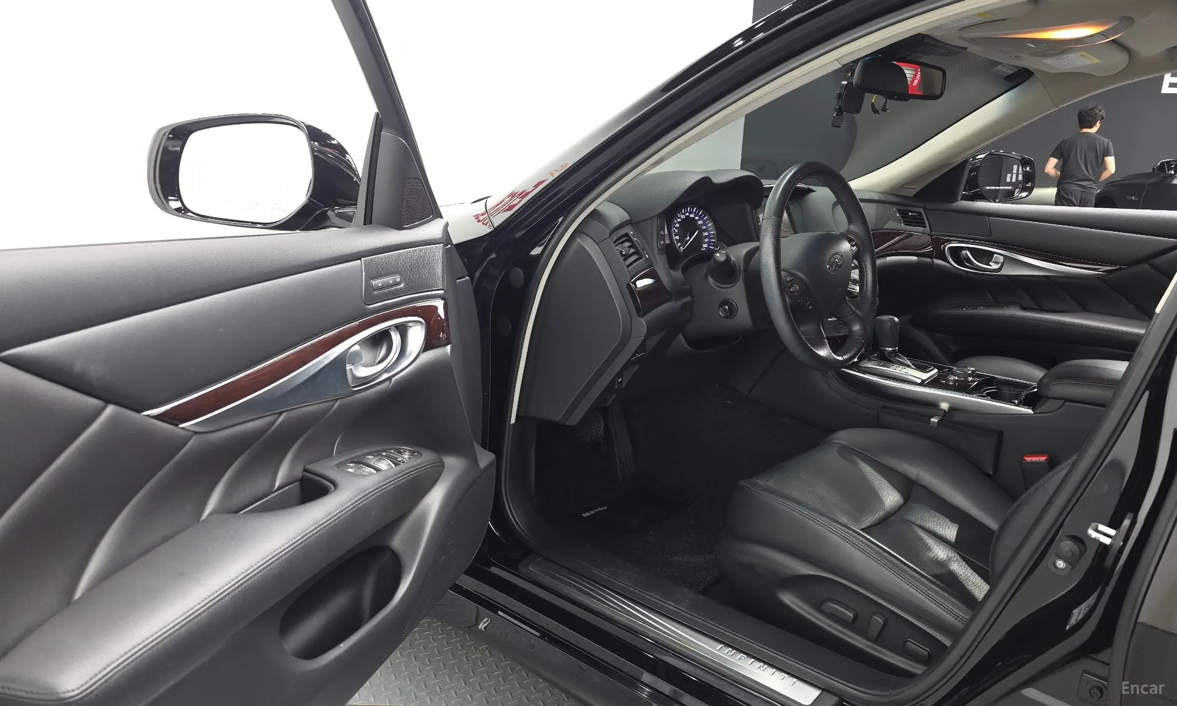 Infiniti Q70 превью 10