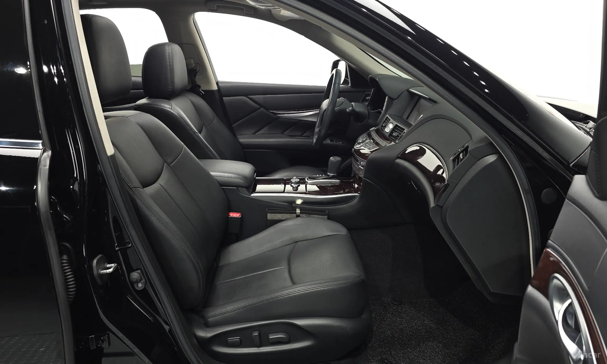 Infiniti Q70 превью 12