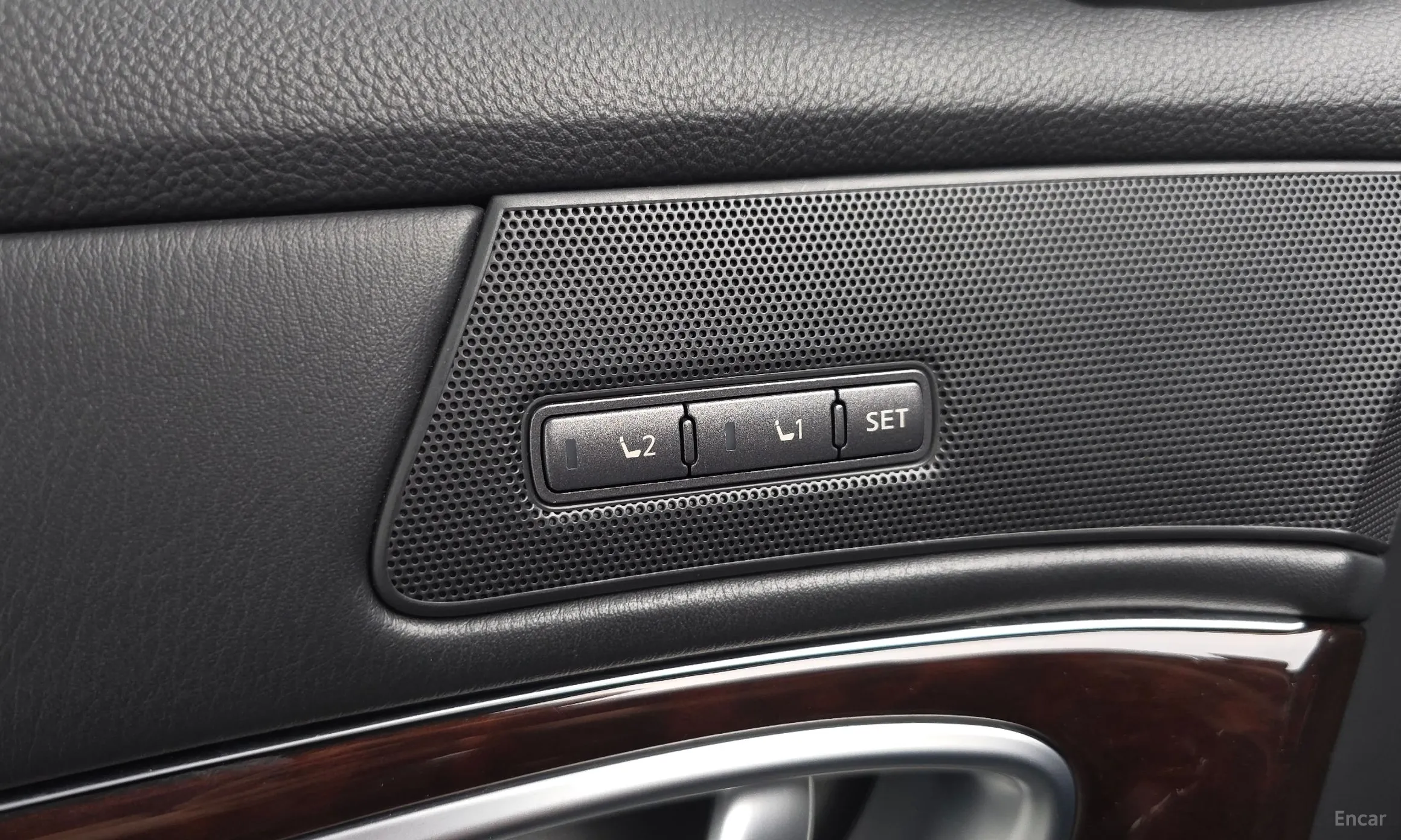 Infiniti Q70 превью 19