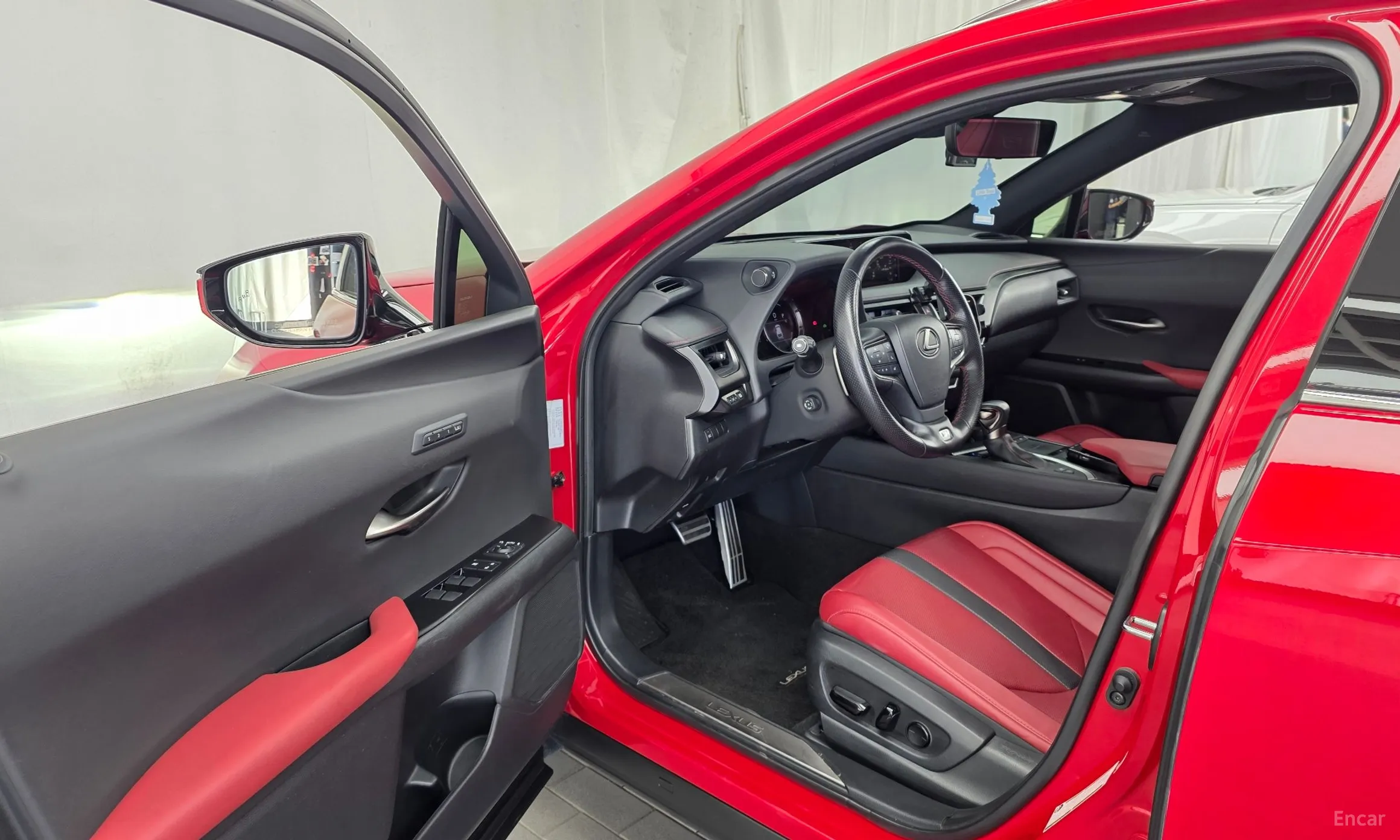 Lexus UX250h превью 10
