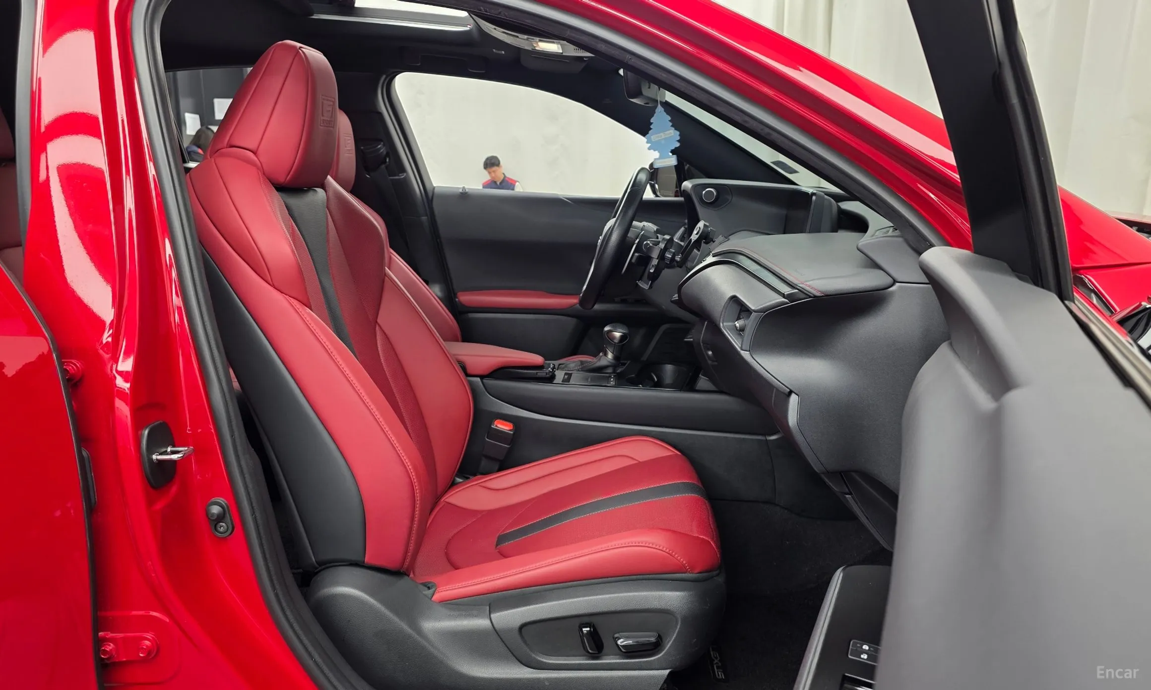 Lexus UX250h превью 11