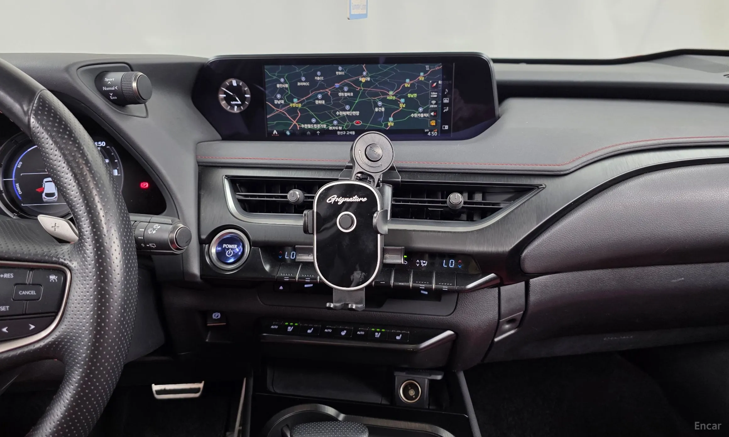 Lexus UX250h превью 14