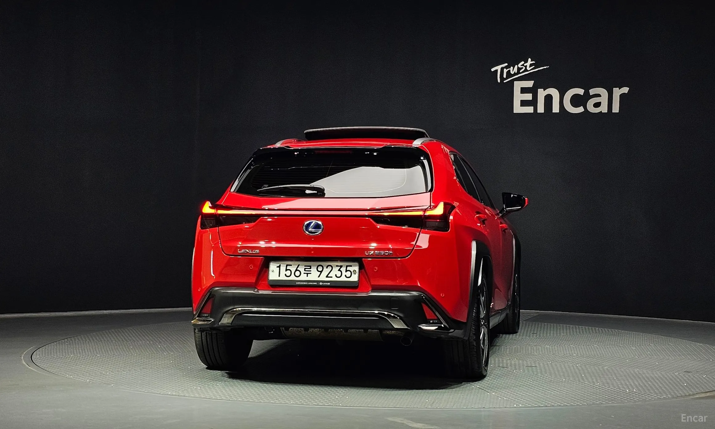 Lexus UX250h превью 4
