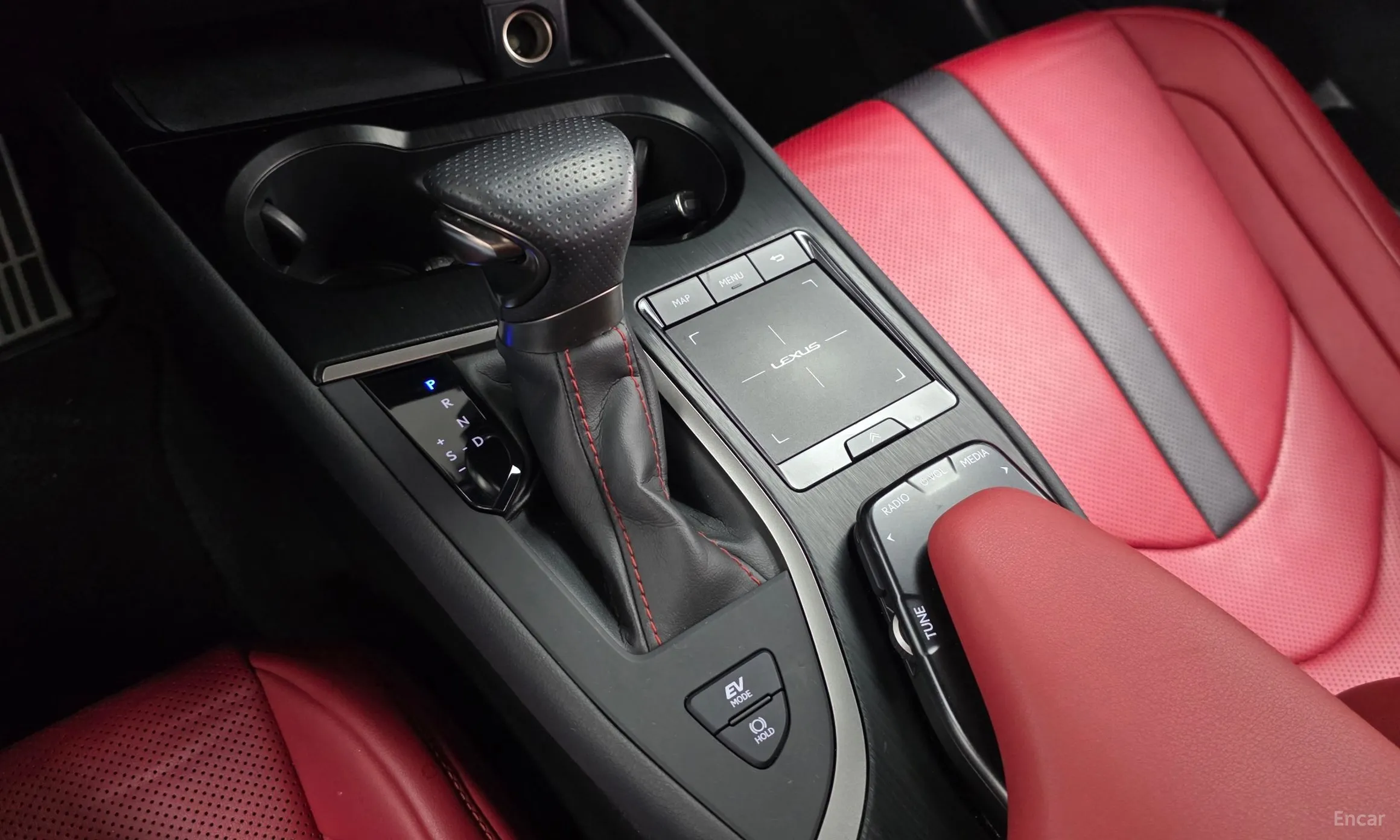 Lexus UX250h превью 9