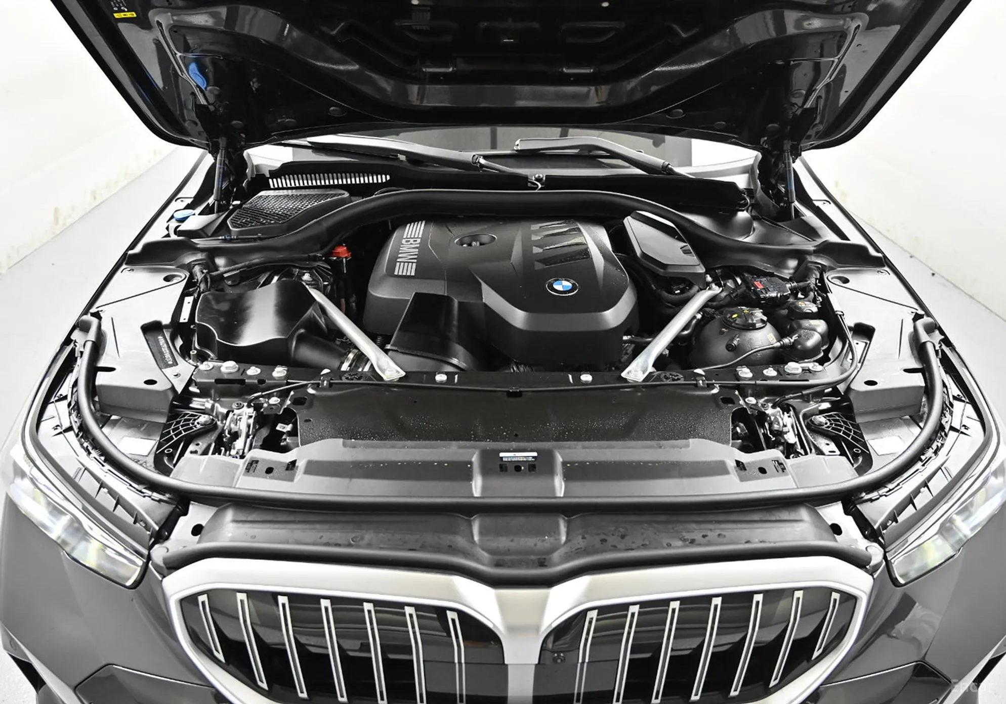 BMW 5 Series (G60) превью 8