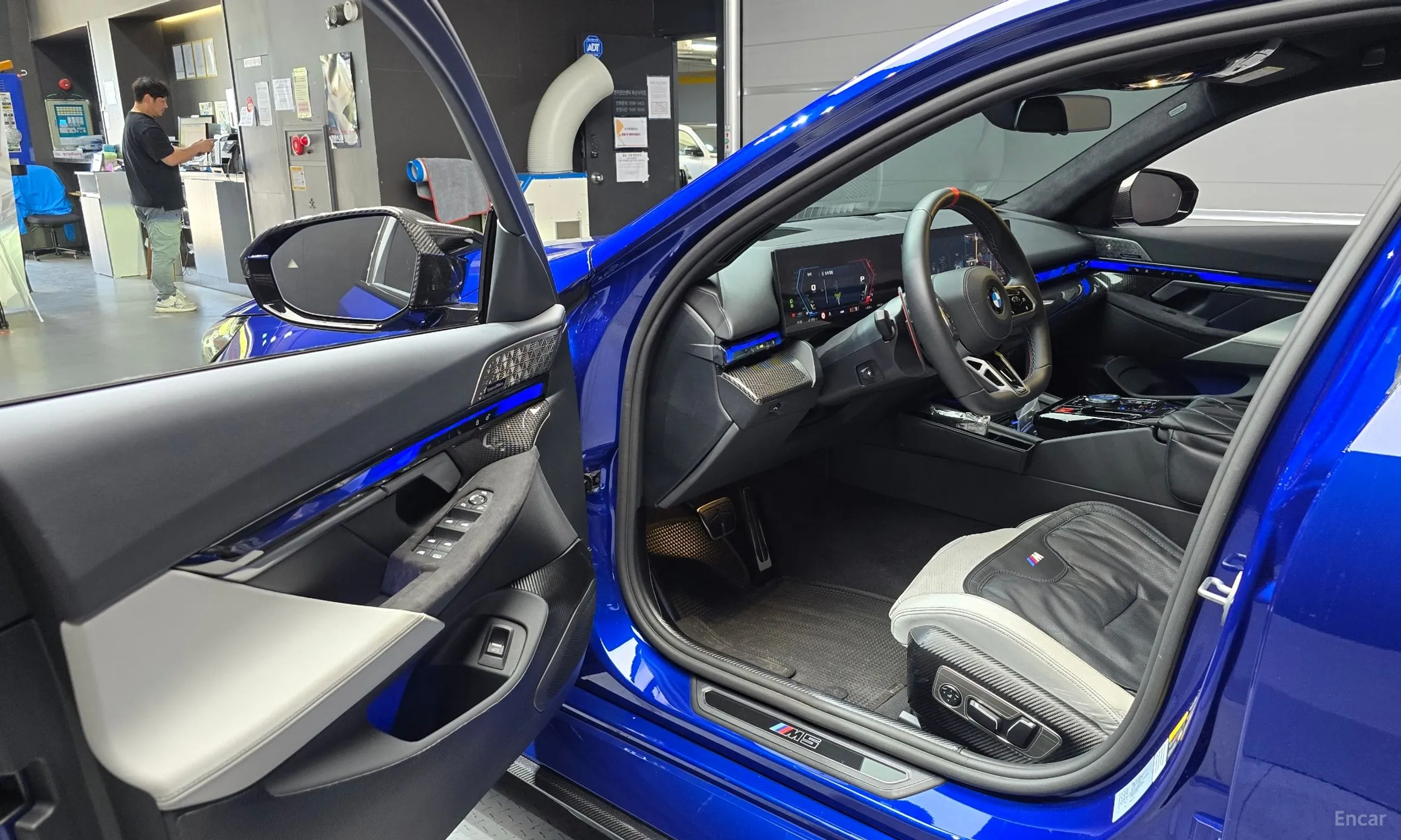 BMW M5 (G90) превью 10