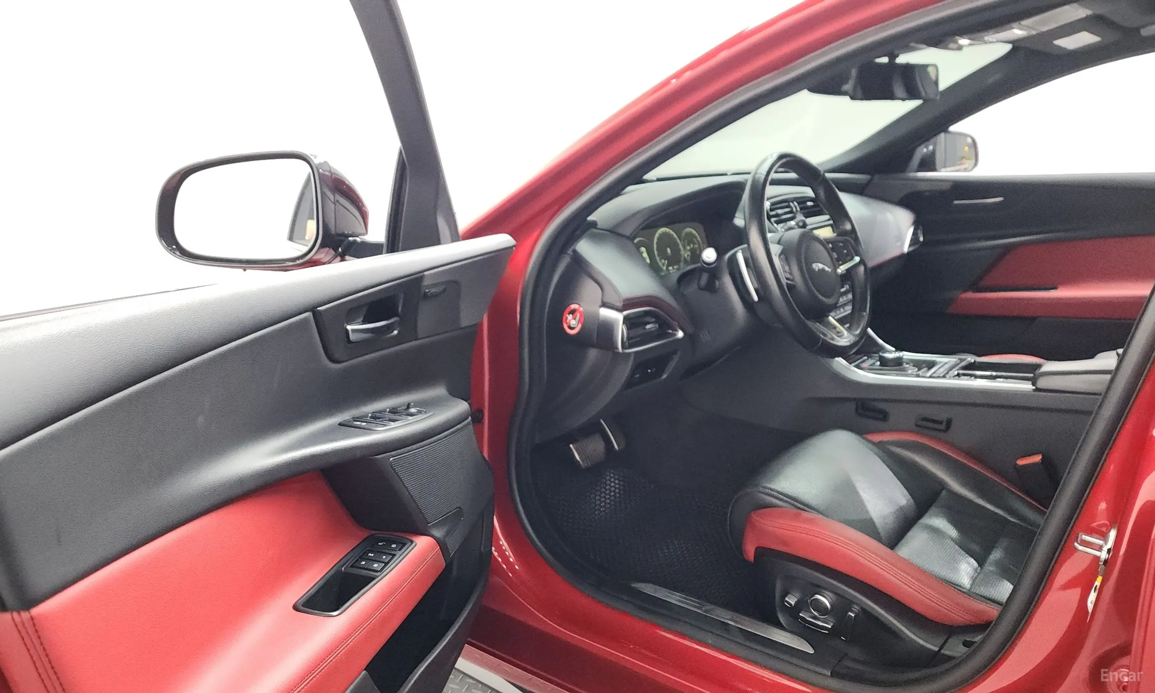 Jaguar XE превью 10