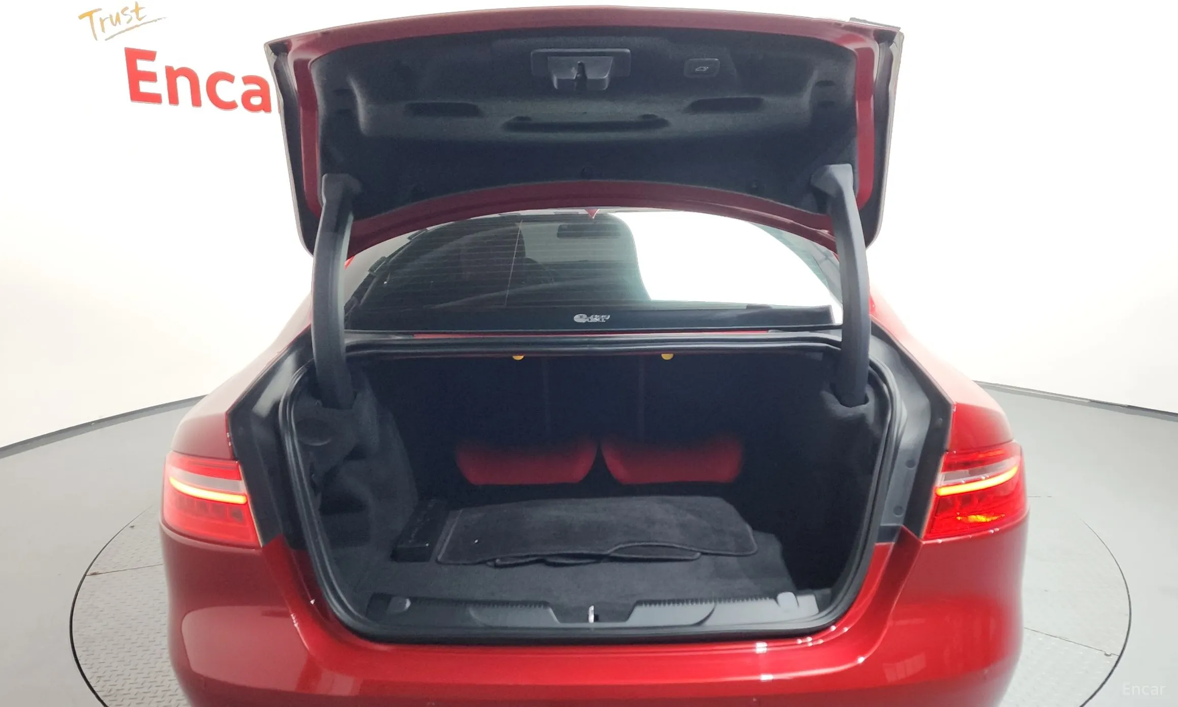 Jaguar XE превью 20