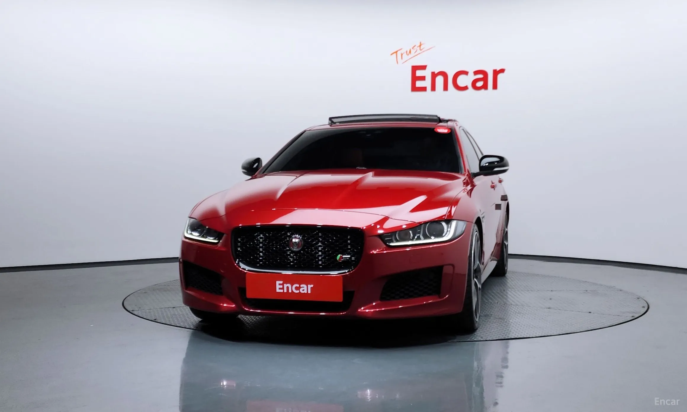 Jaguar XE превью 3
