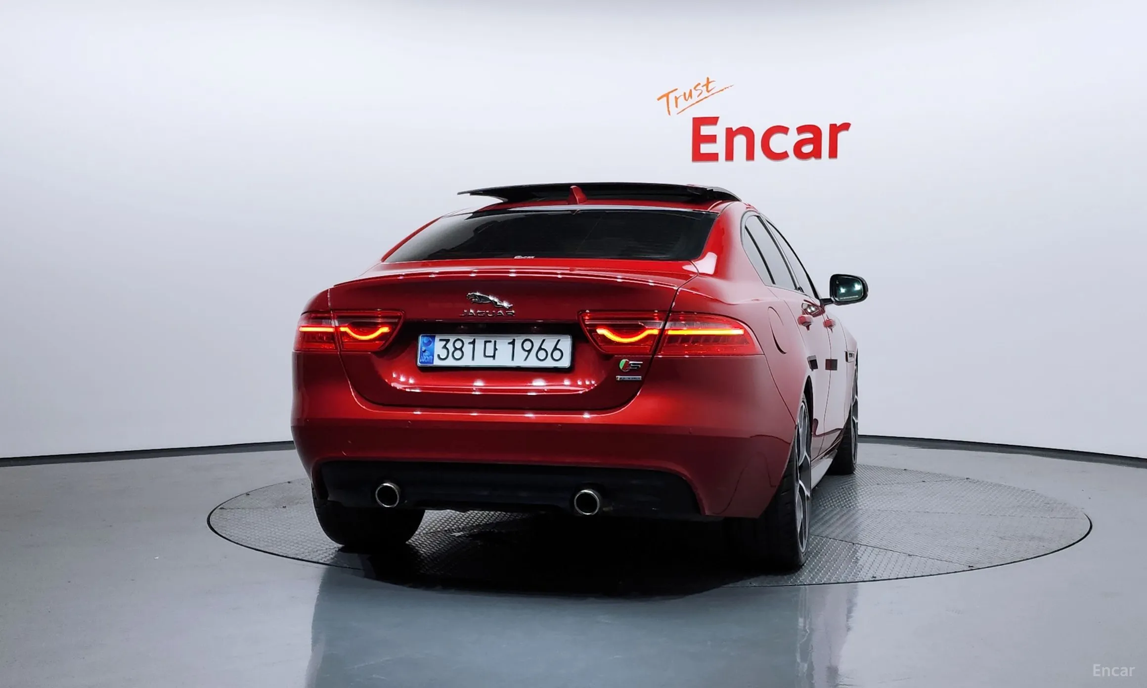 Jaguar XE превью 4