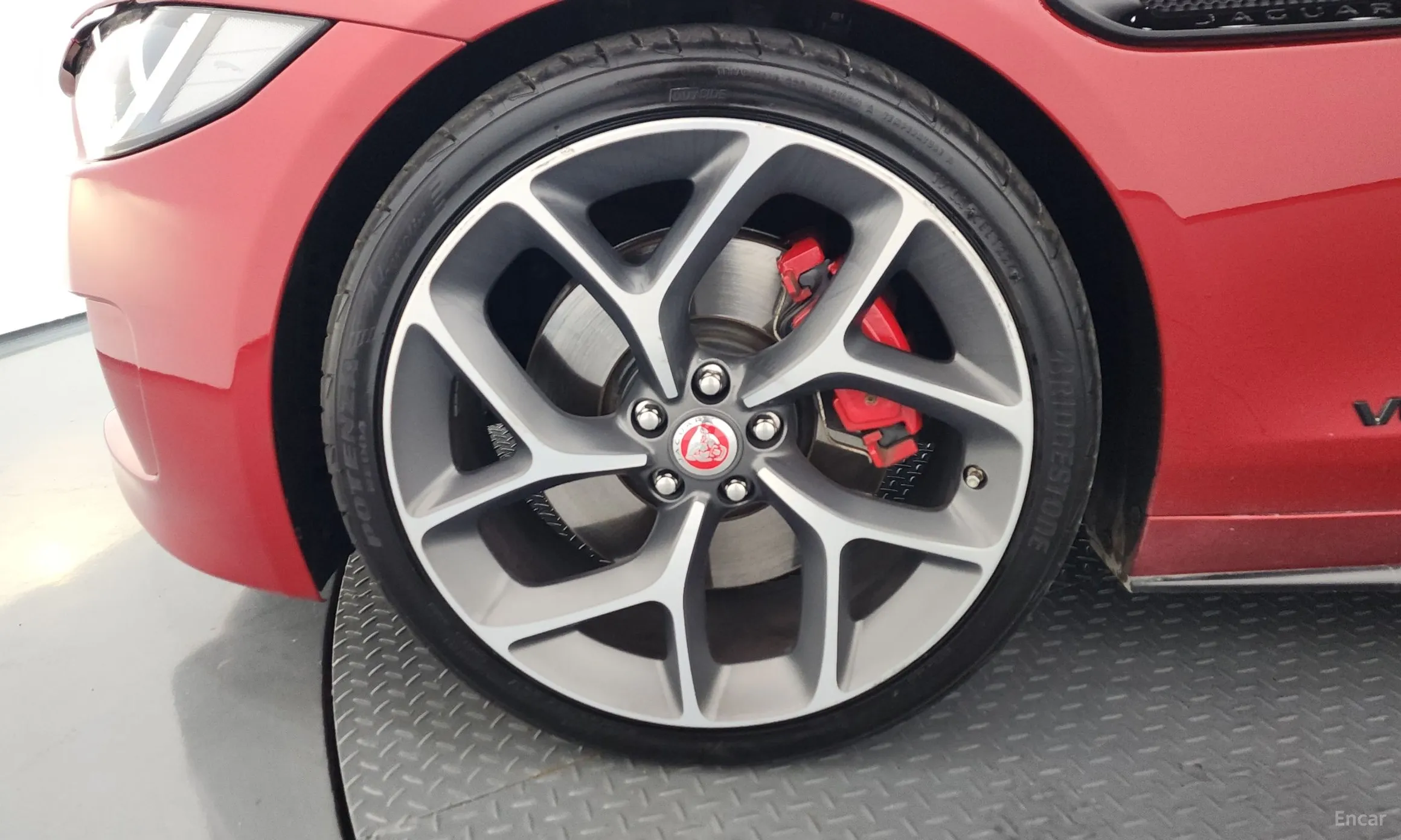 Jaguar XE превью 5