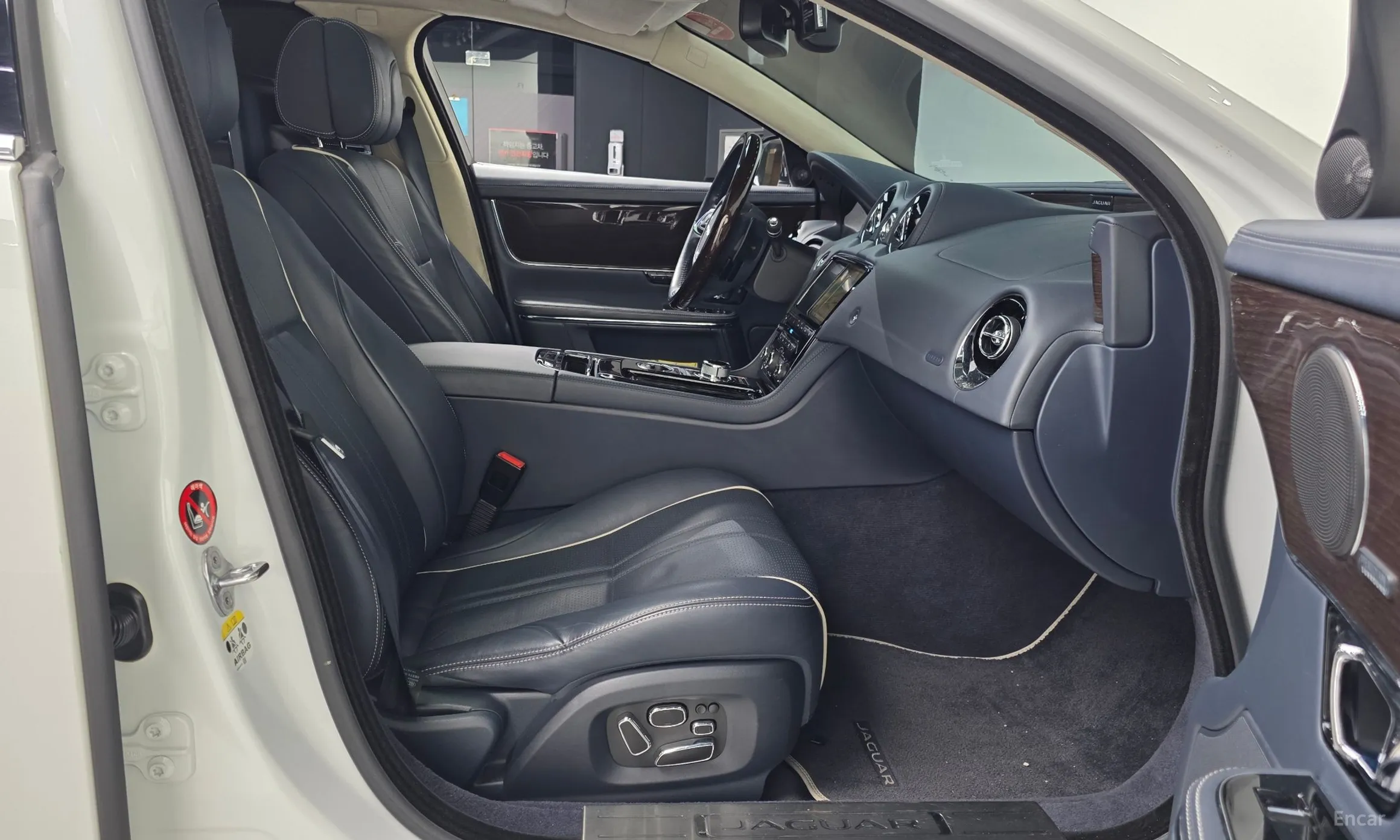 Jaguar All New XJ превью 11