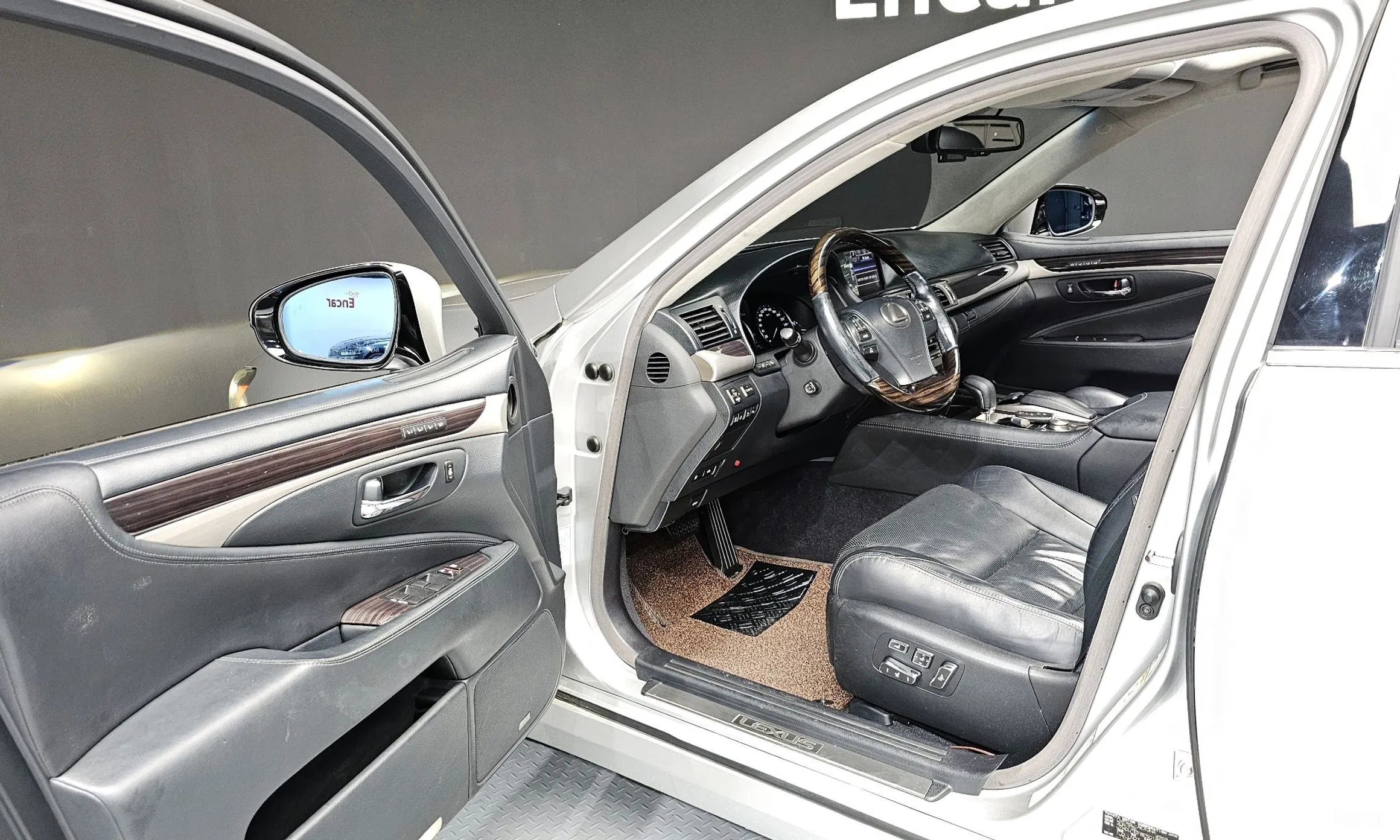 Lexus LS600hL превью 10