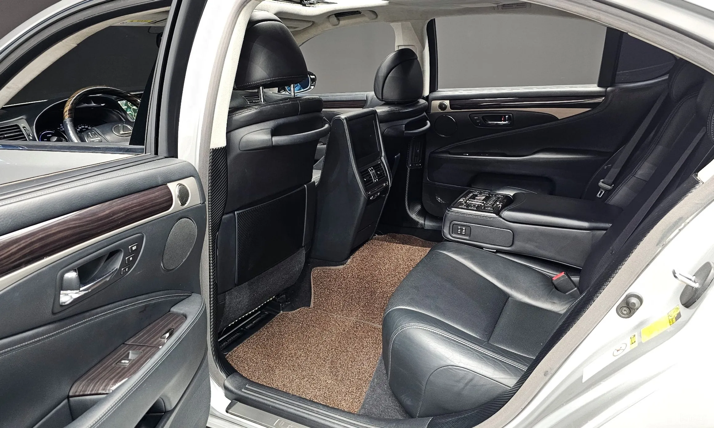 Lexus LS600hL превью 11