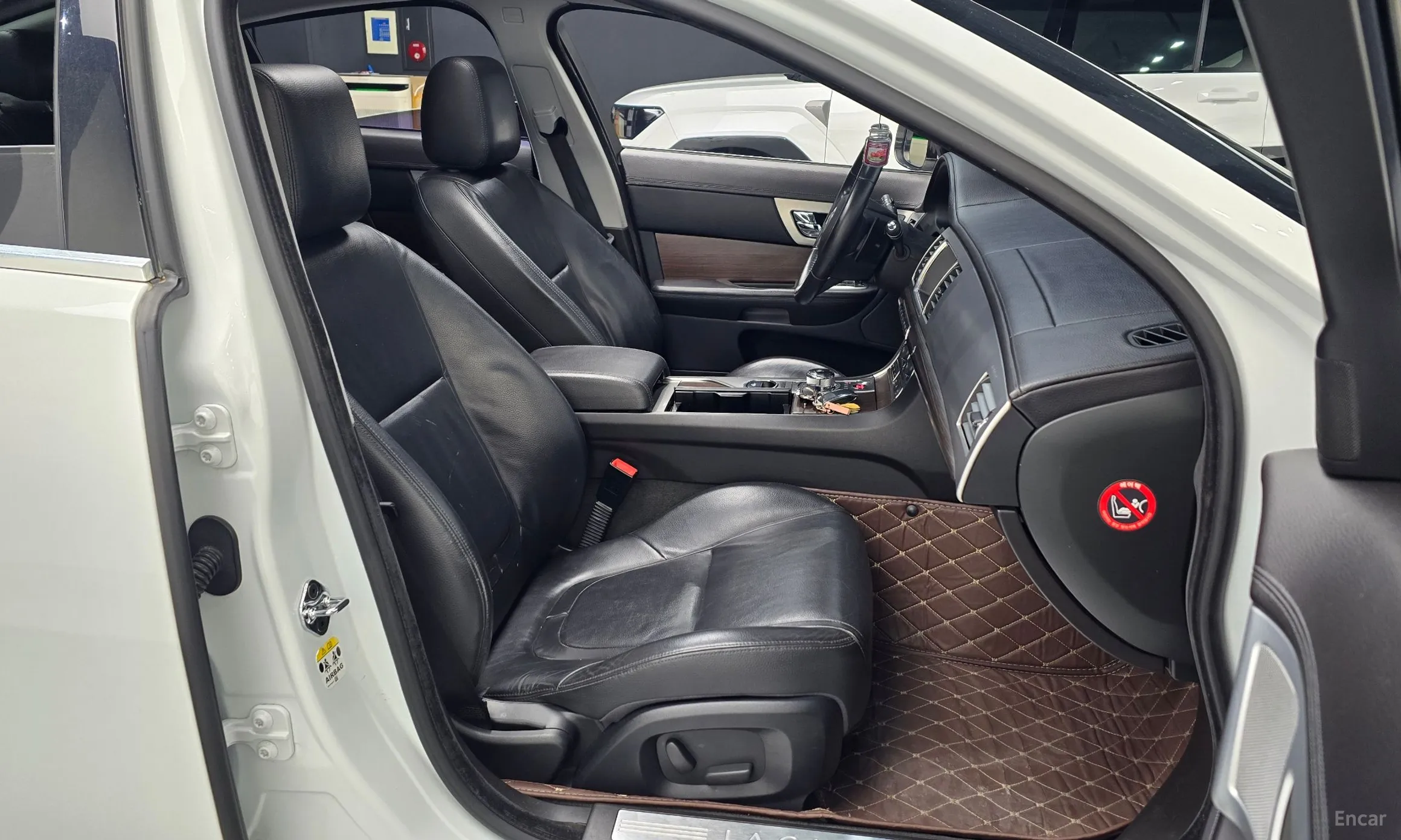 Jaguar New XF превью 10