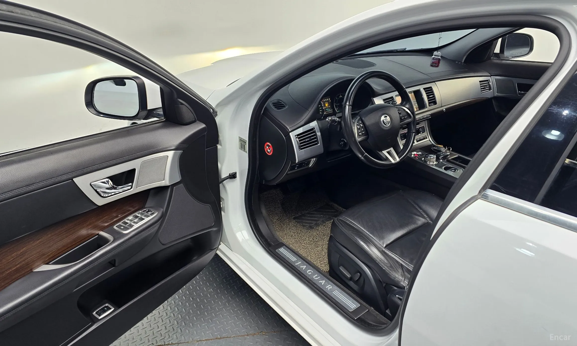 Jaguar New XF превью 11