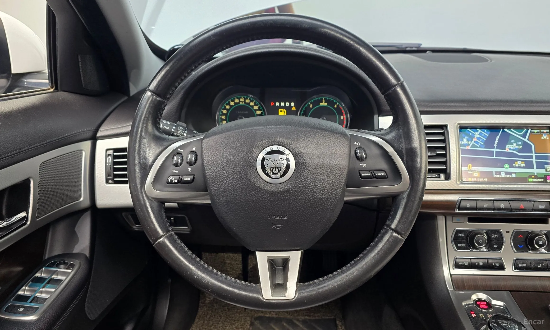 Jaguar New XF превью 13