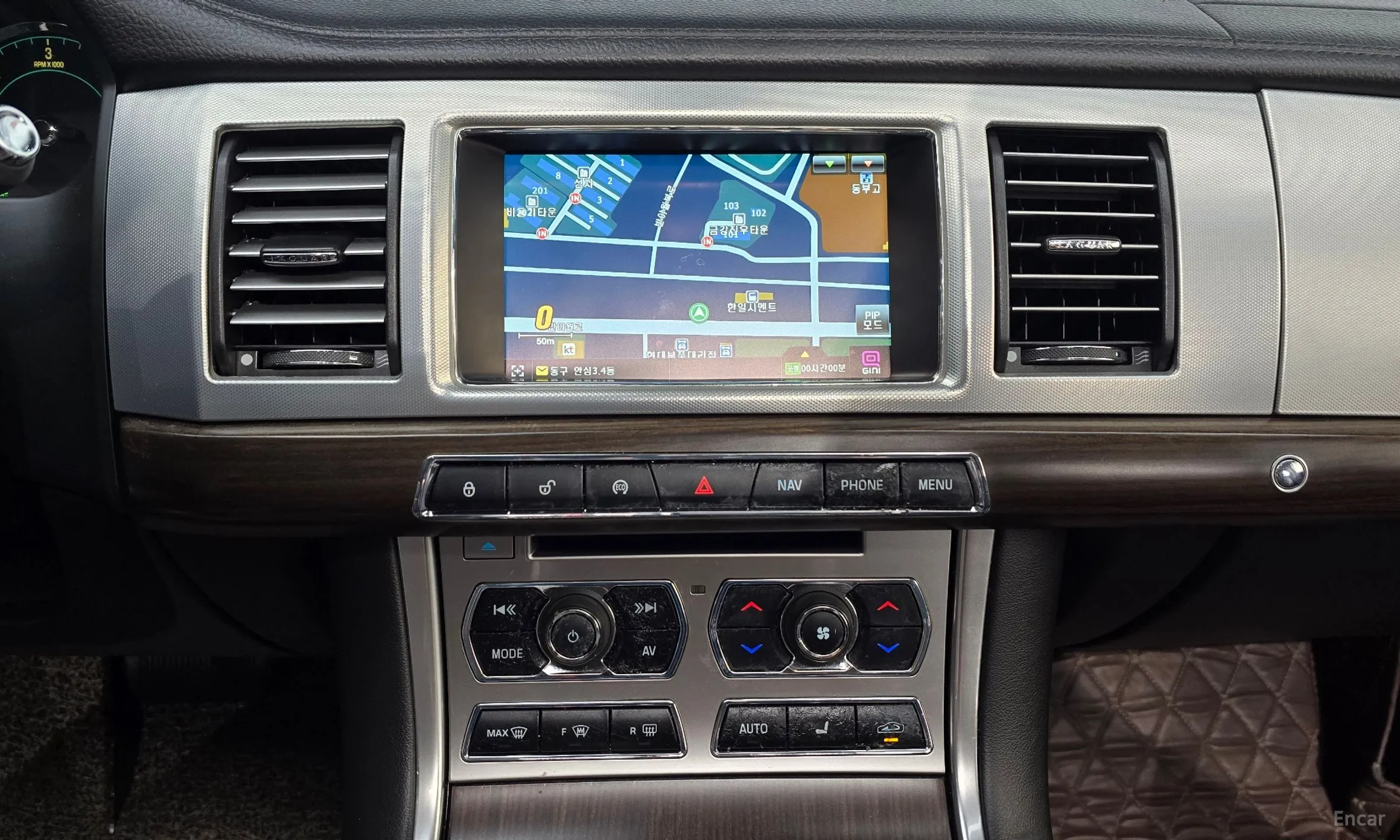 Jaguar New XF превью 15