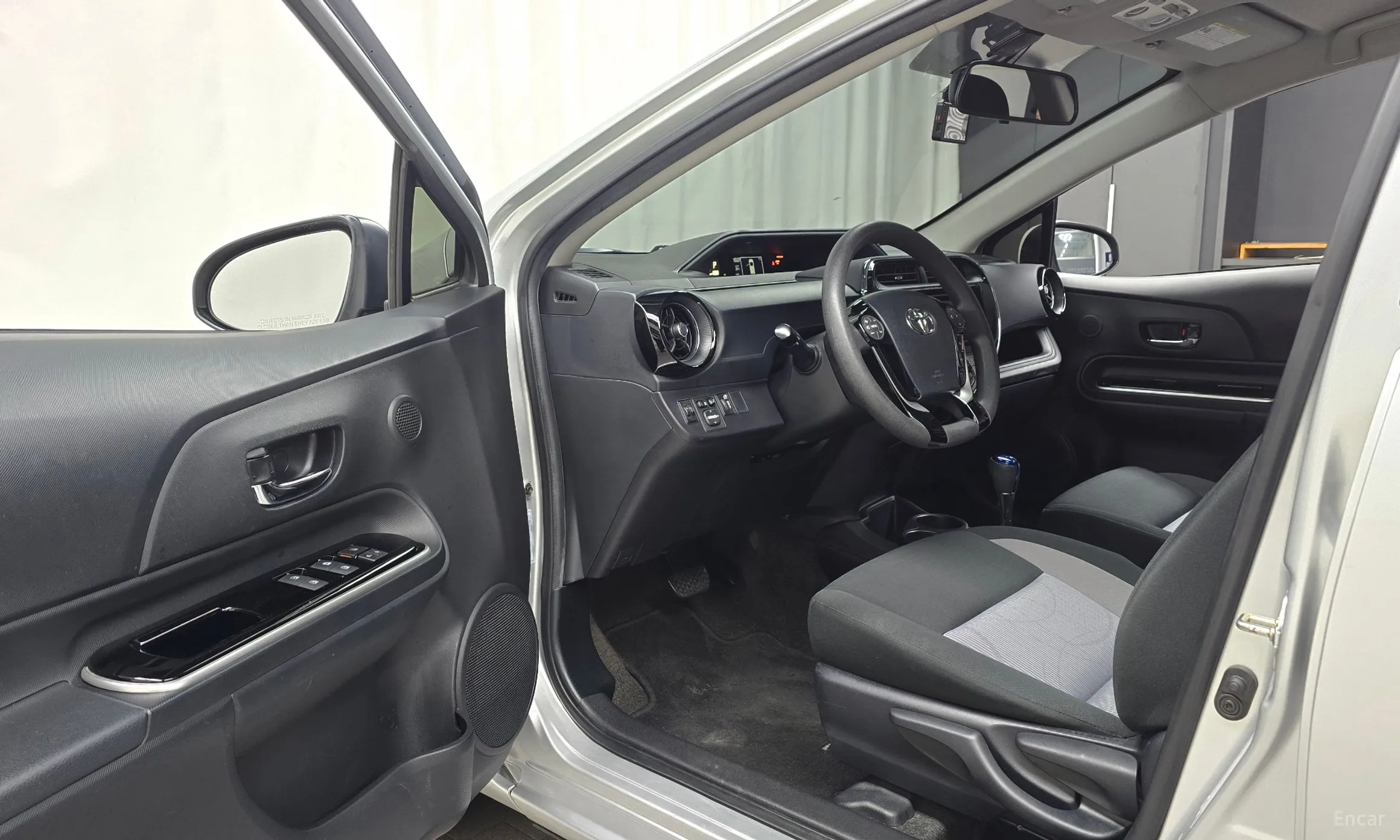 Toyota Prius C превью 10