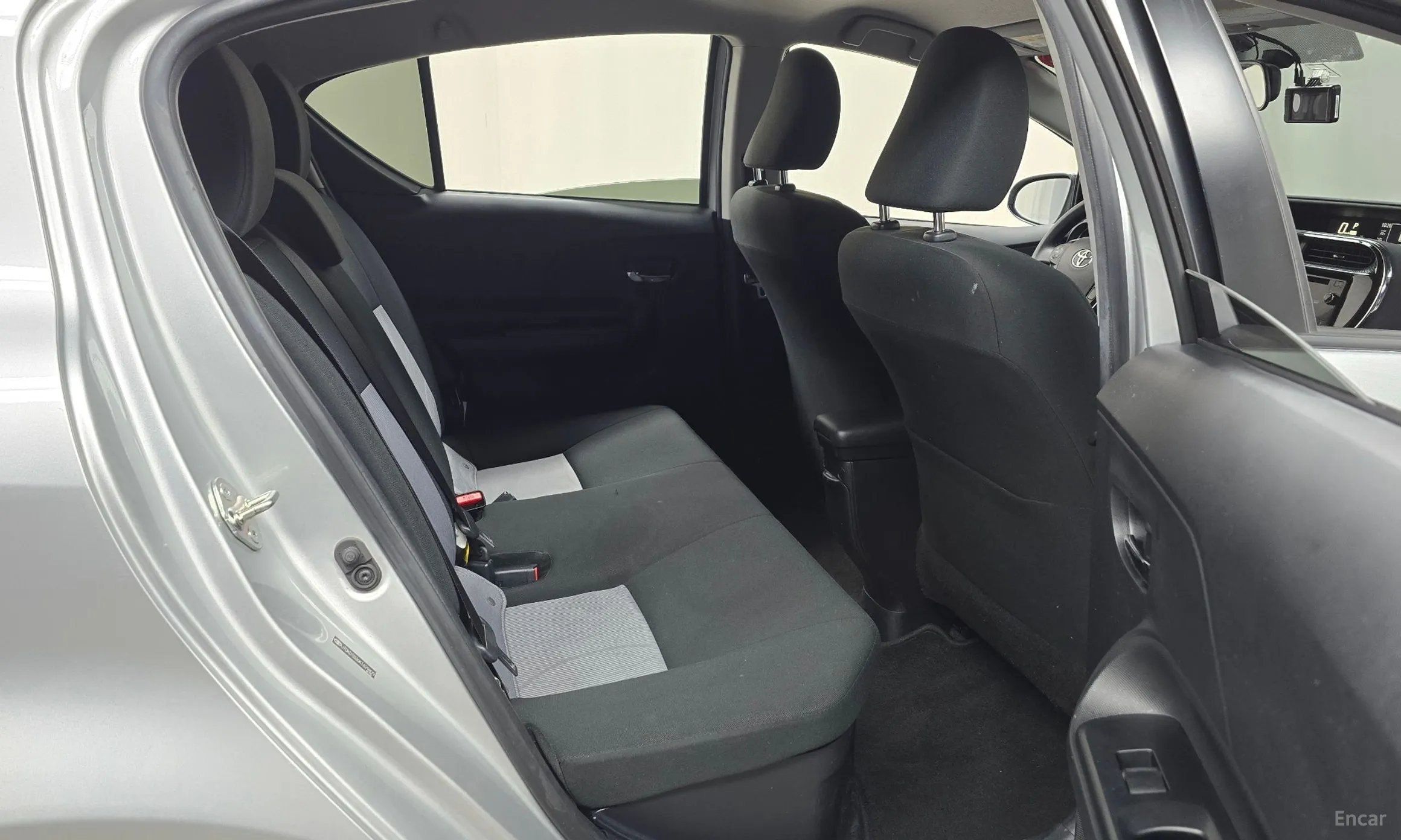 Toyota Prius C превью 11