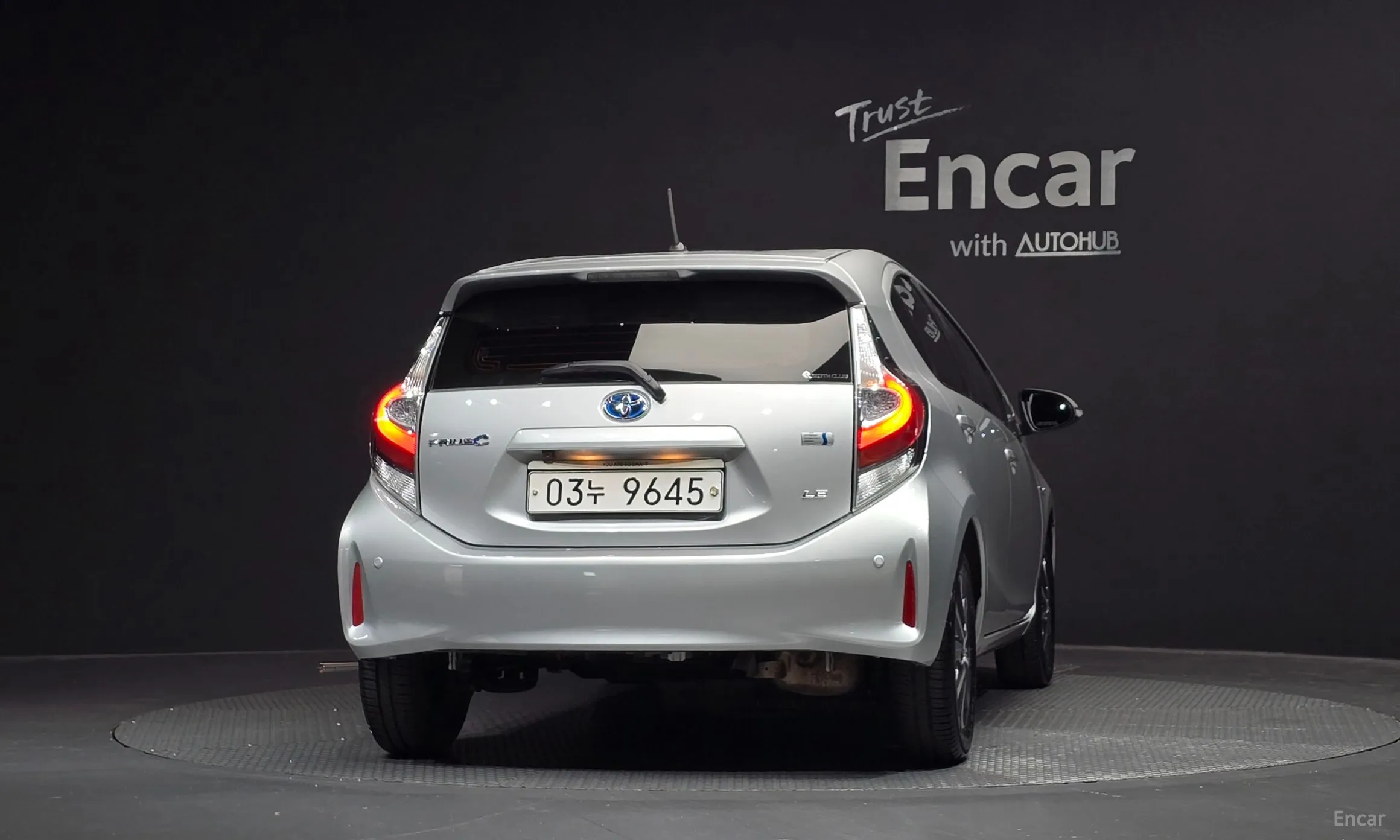 Toyota Prius C превью 4