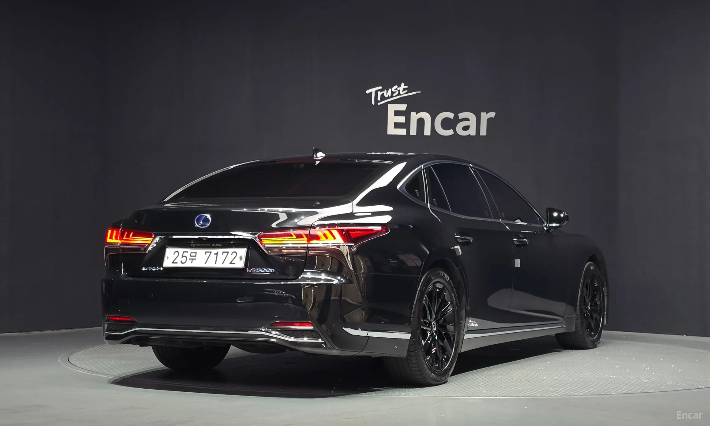 Lexus LS500h Gen 5