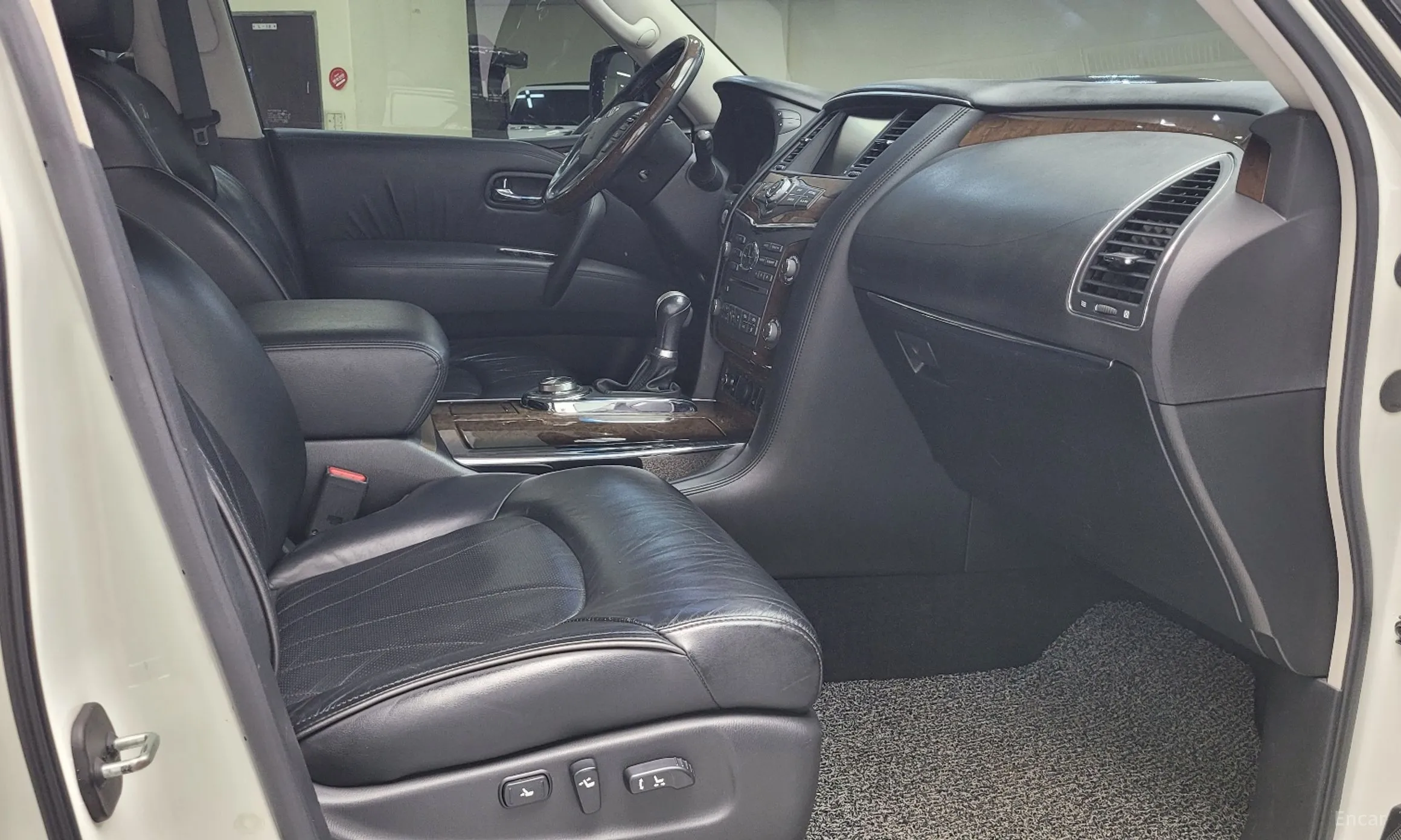 Infiniti QX56 превью 10