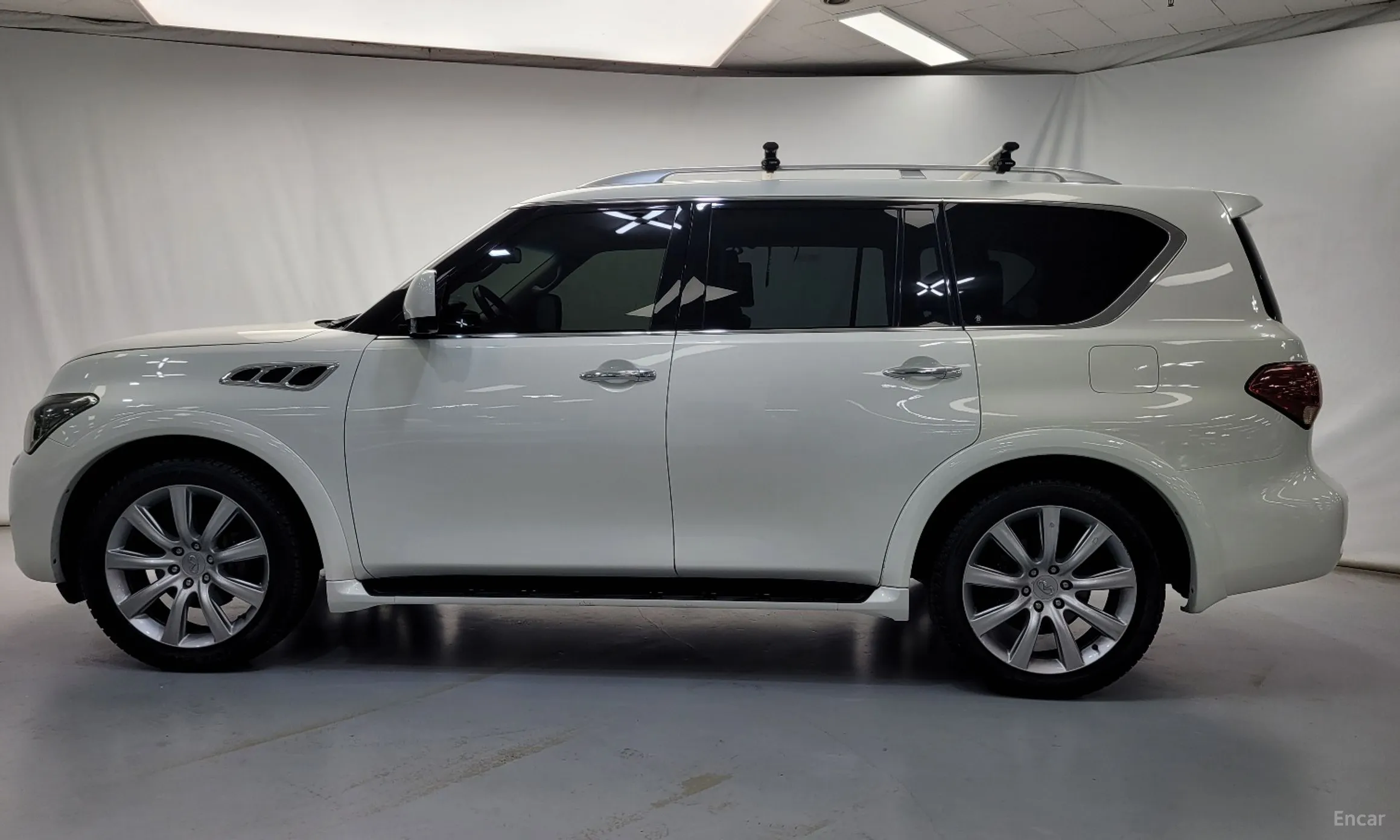 Infiniti QX56 превью 20