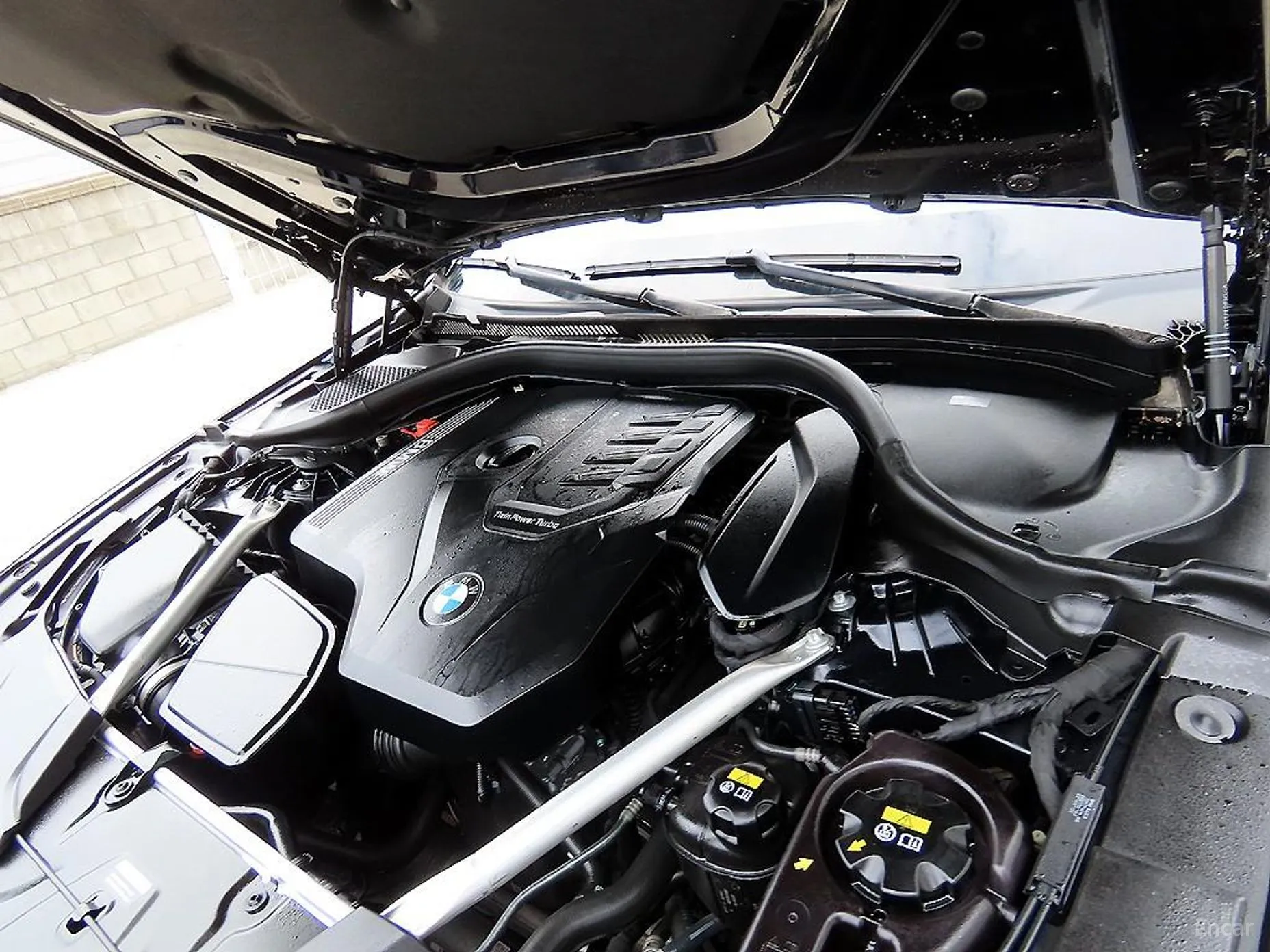 BMW 5 Series (G30) превью 19