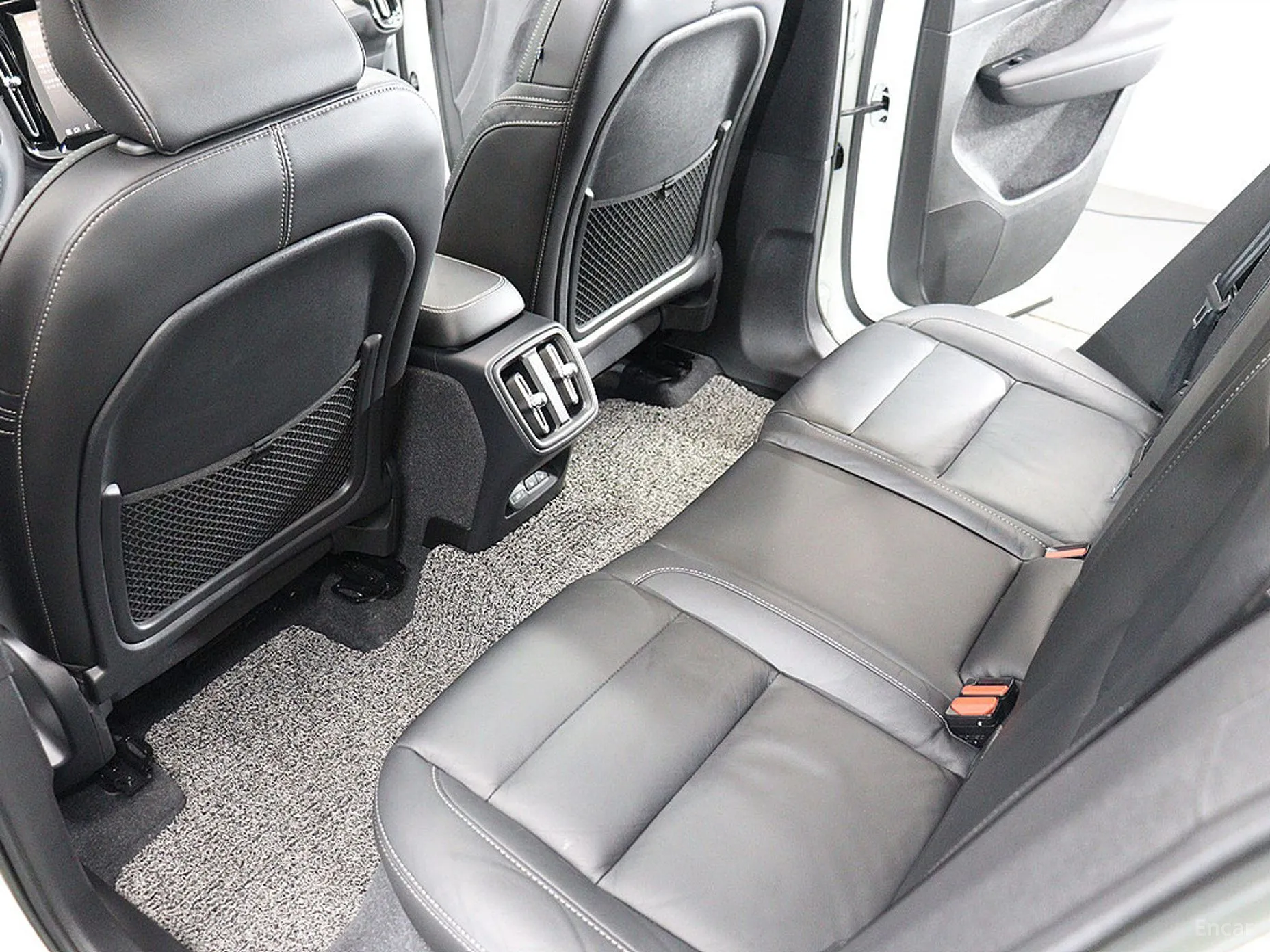 Volvo XC40 превью 10