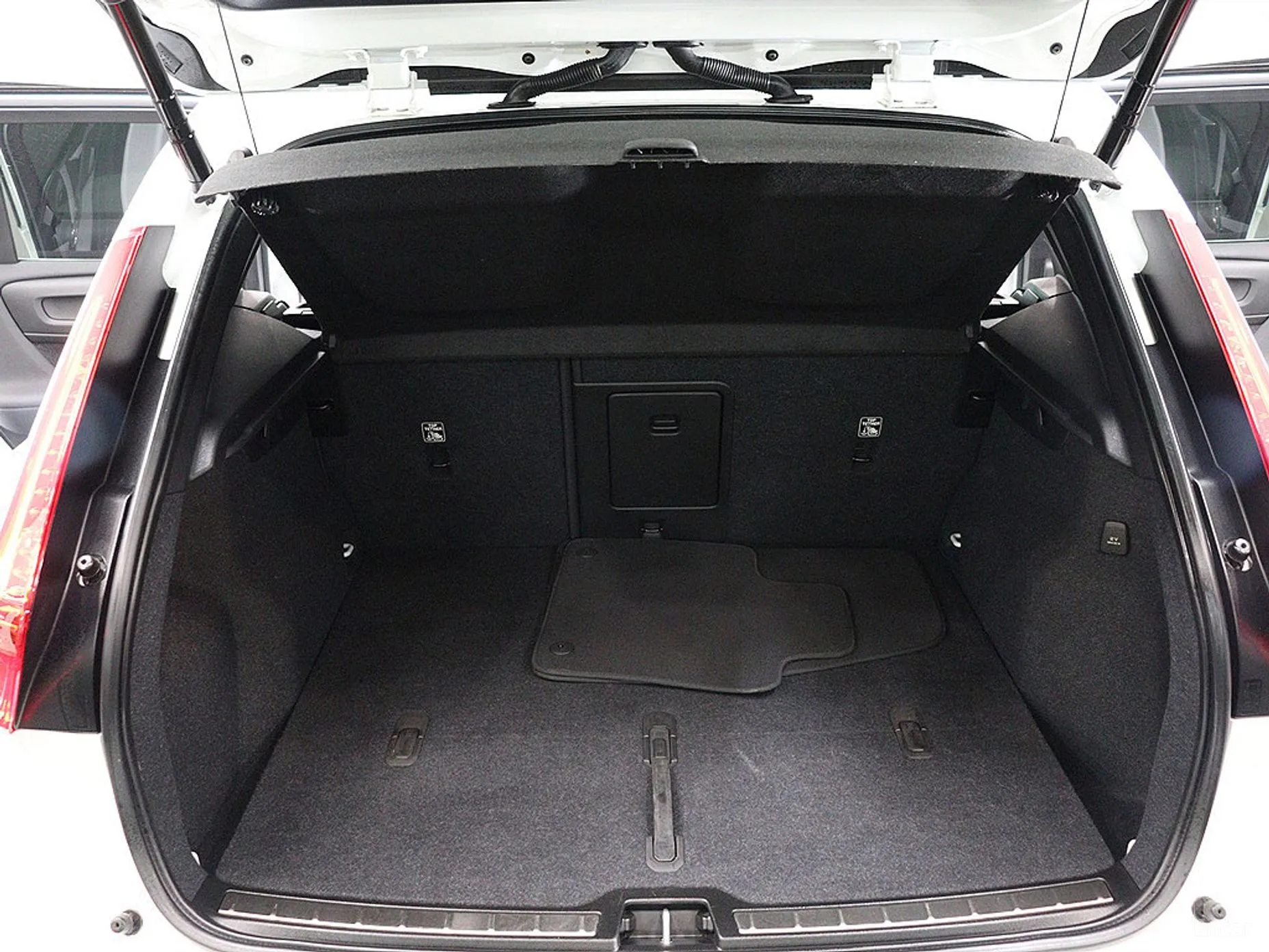 Volvo XC40 превью 15