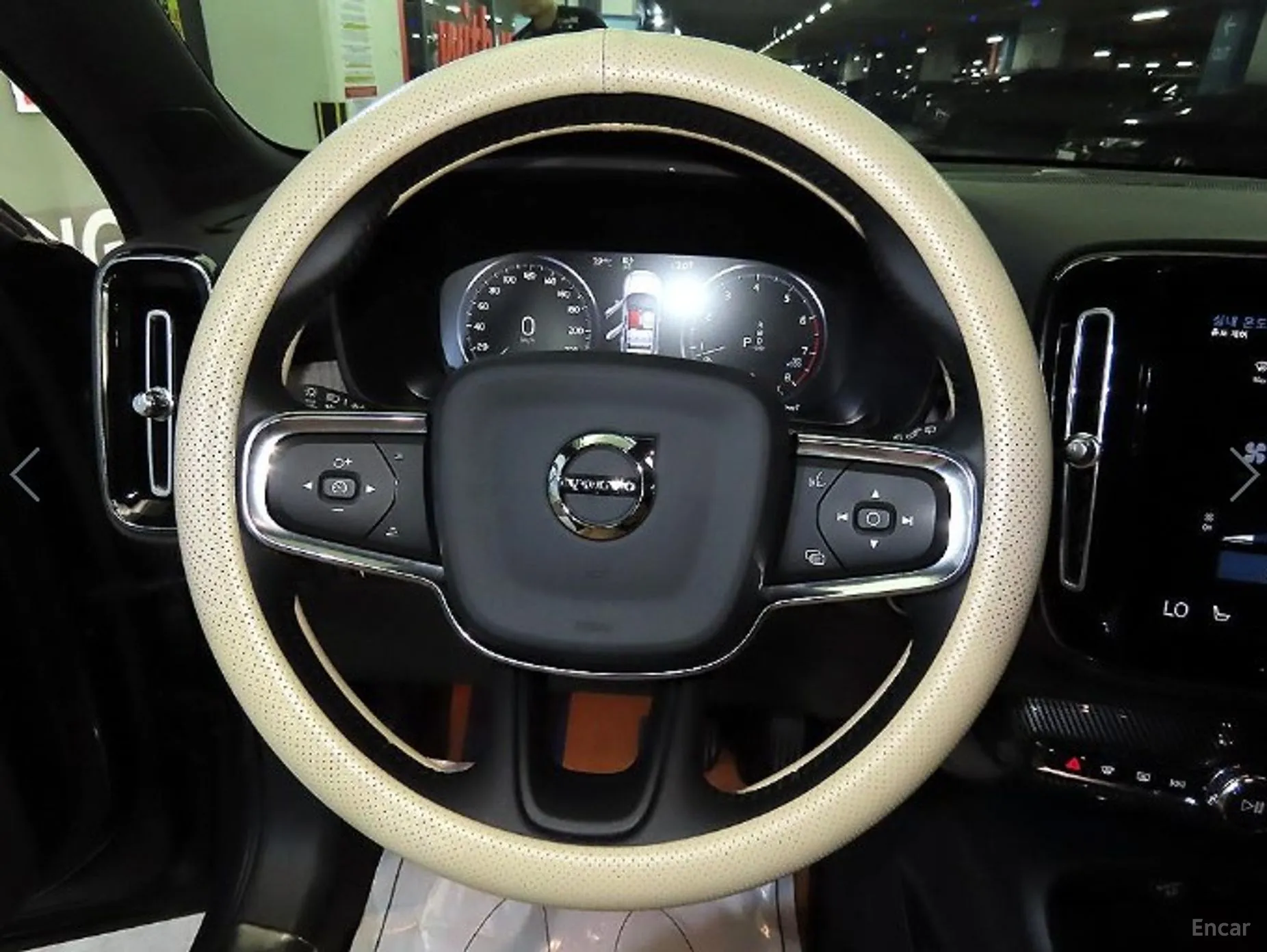 Volvo XC40 превью 8