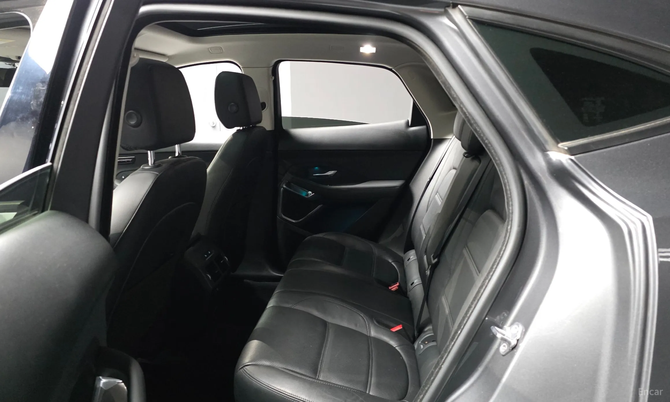 Jaguar E-PACE превью 12
