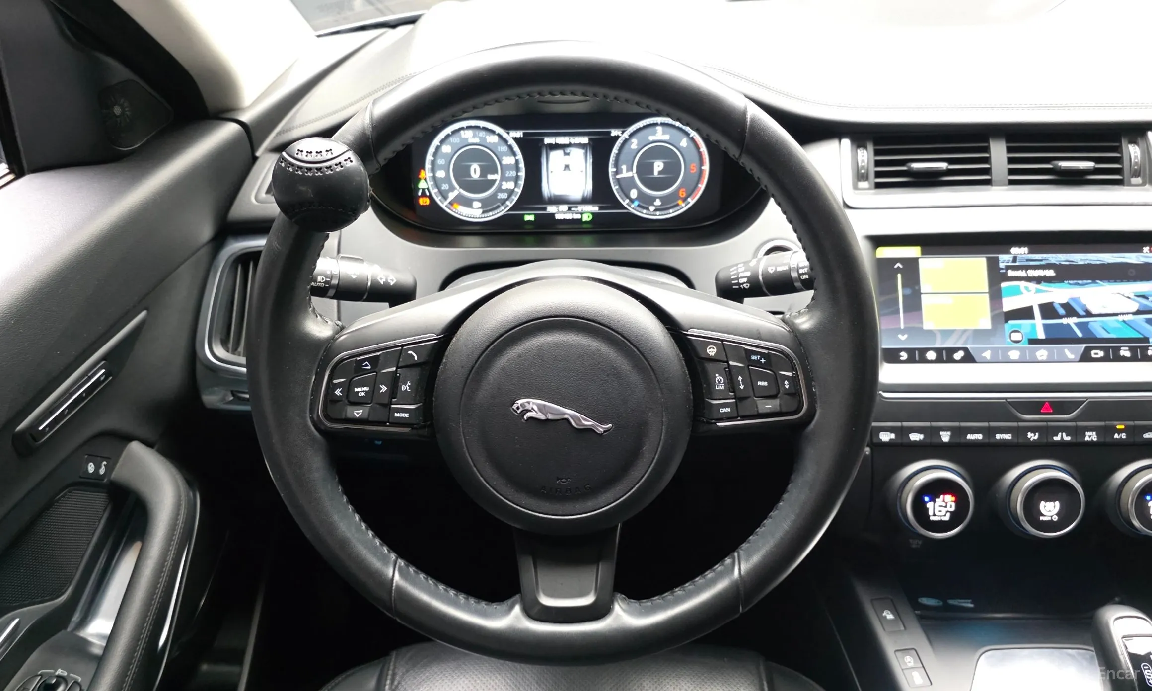 Jaguar E-PACE превью 13