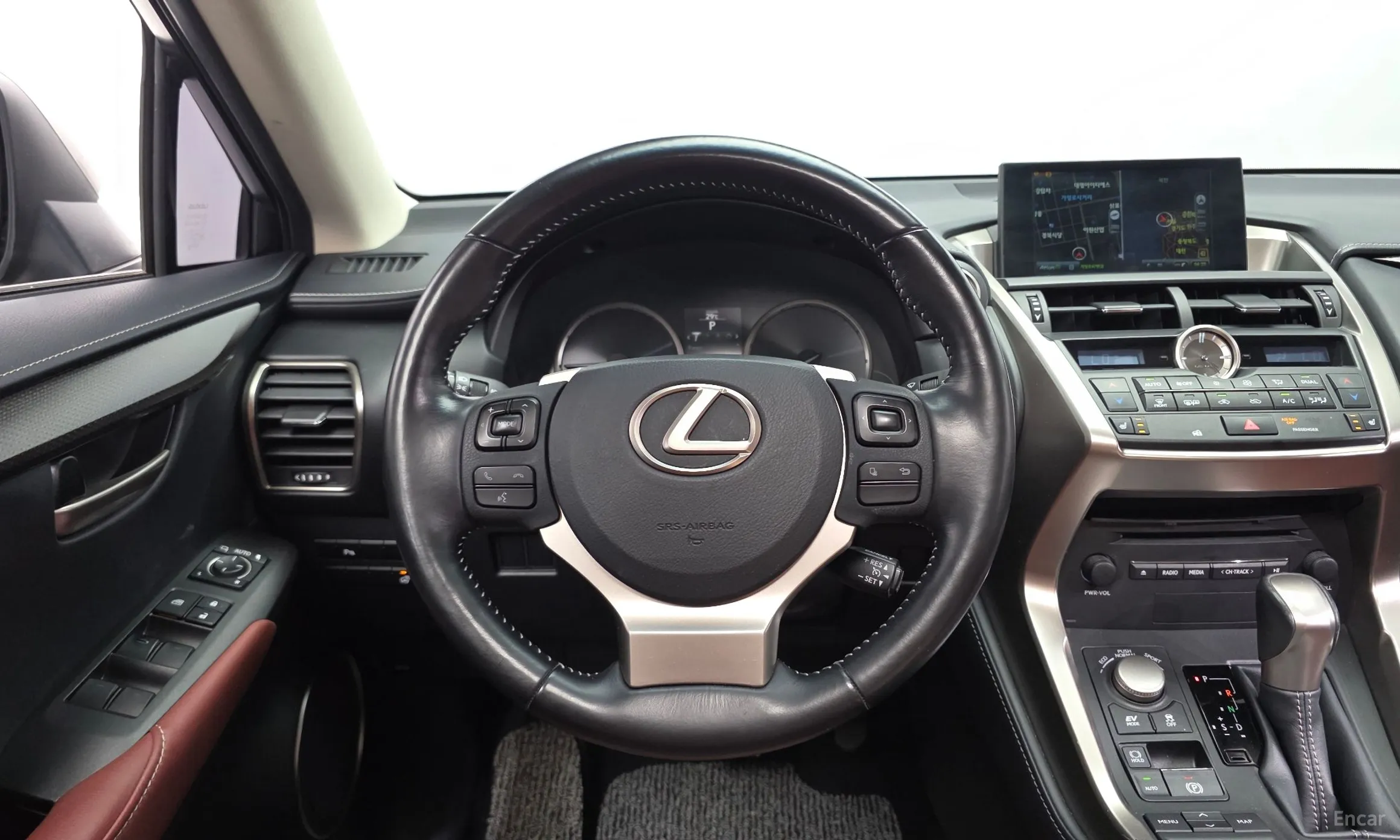 Lexus NX300h превью 13