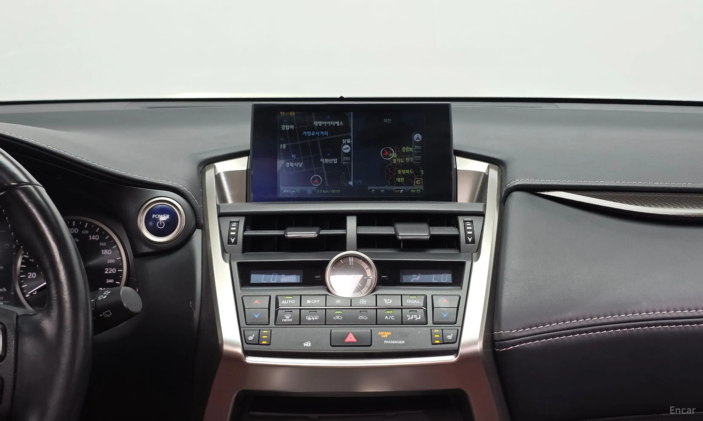 Lexus NX300h превью 14