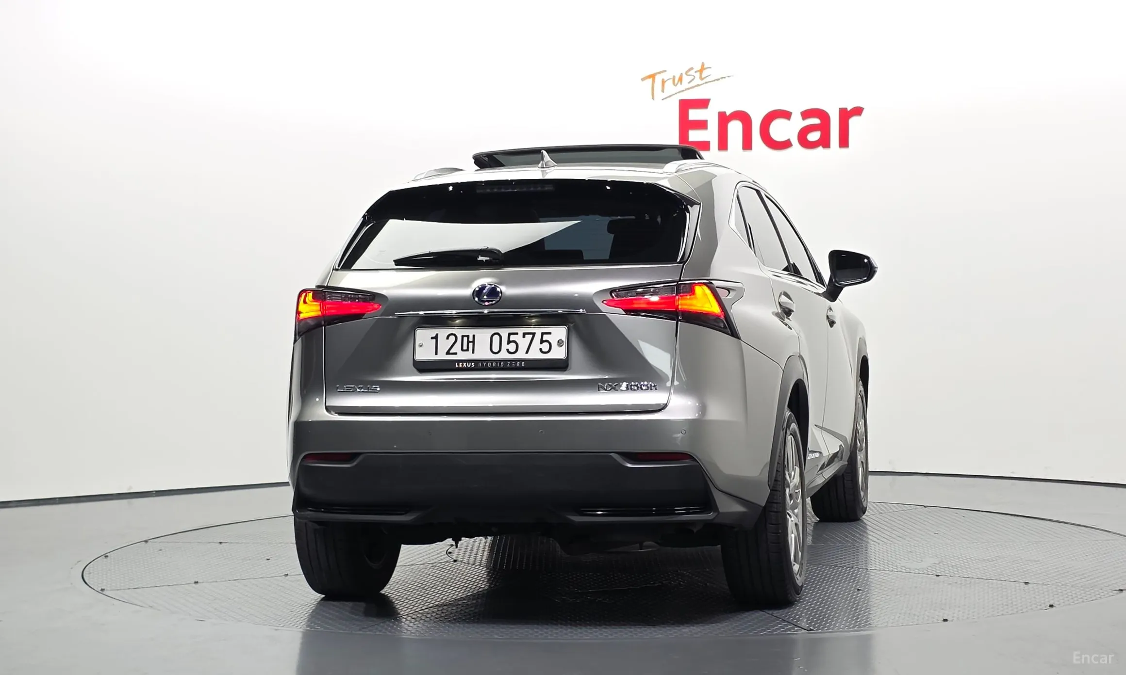 Lexus NX300h превью 4