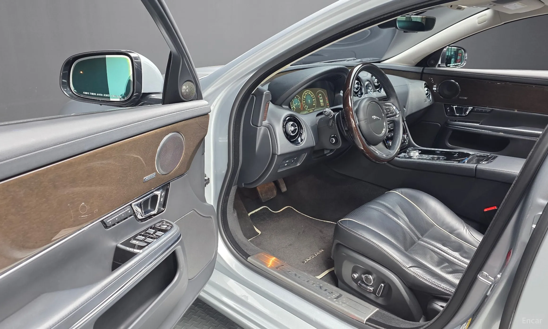 Jaguar All New XJ превью 10