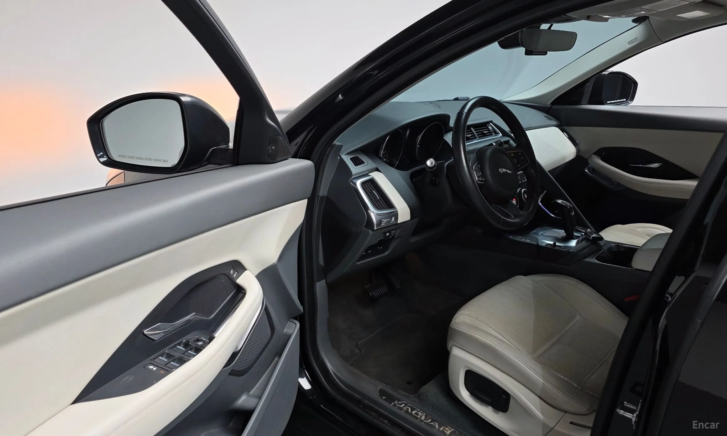 Jaguar E-PACE превью 10