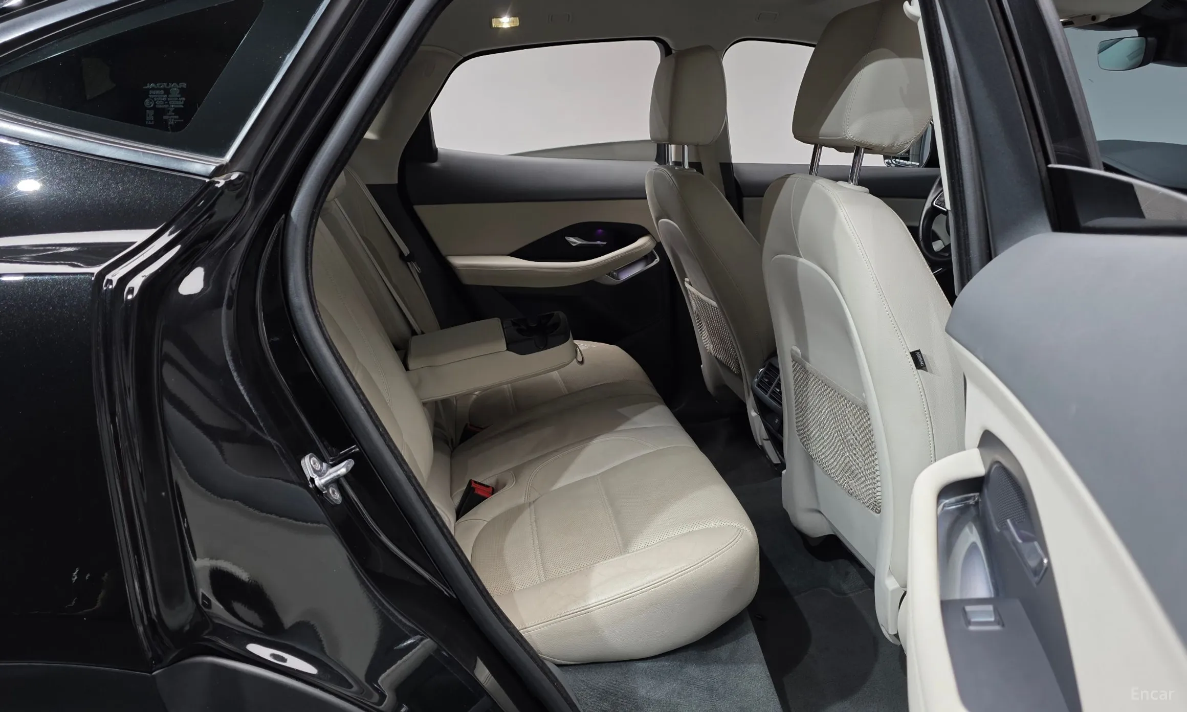 Jaguar E-PACE превью 12