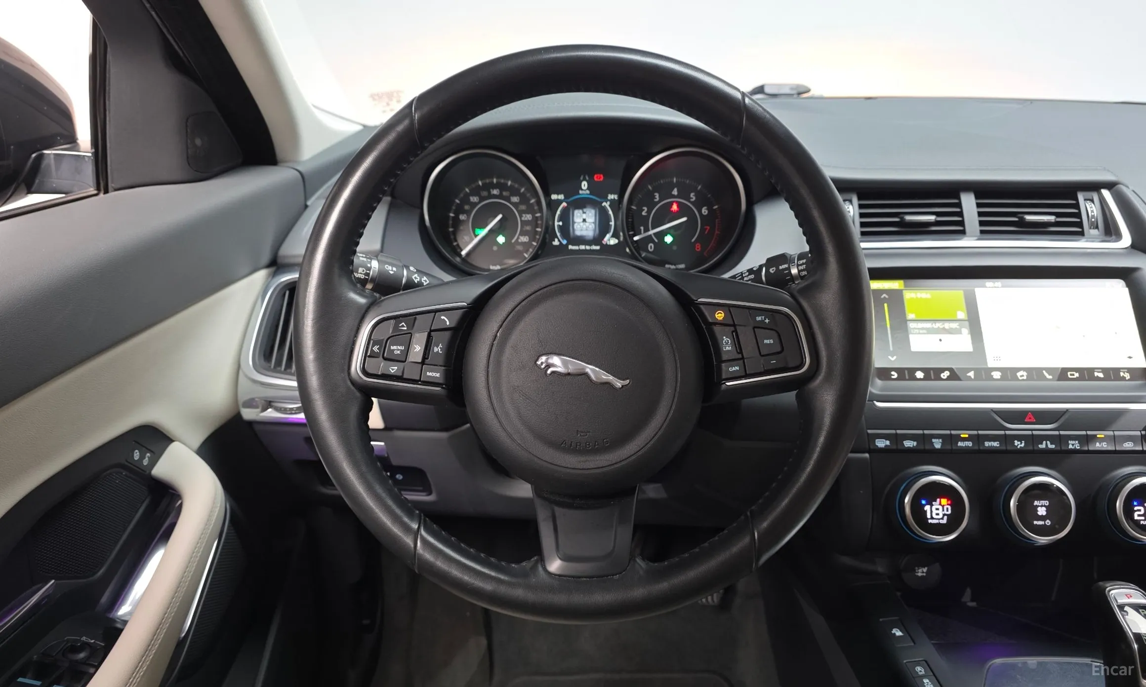 Jaguar E-PACE превью 13