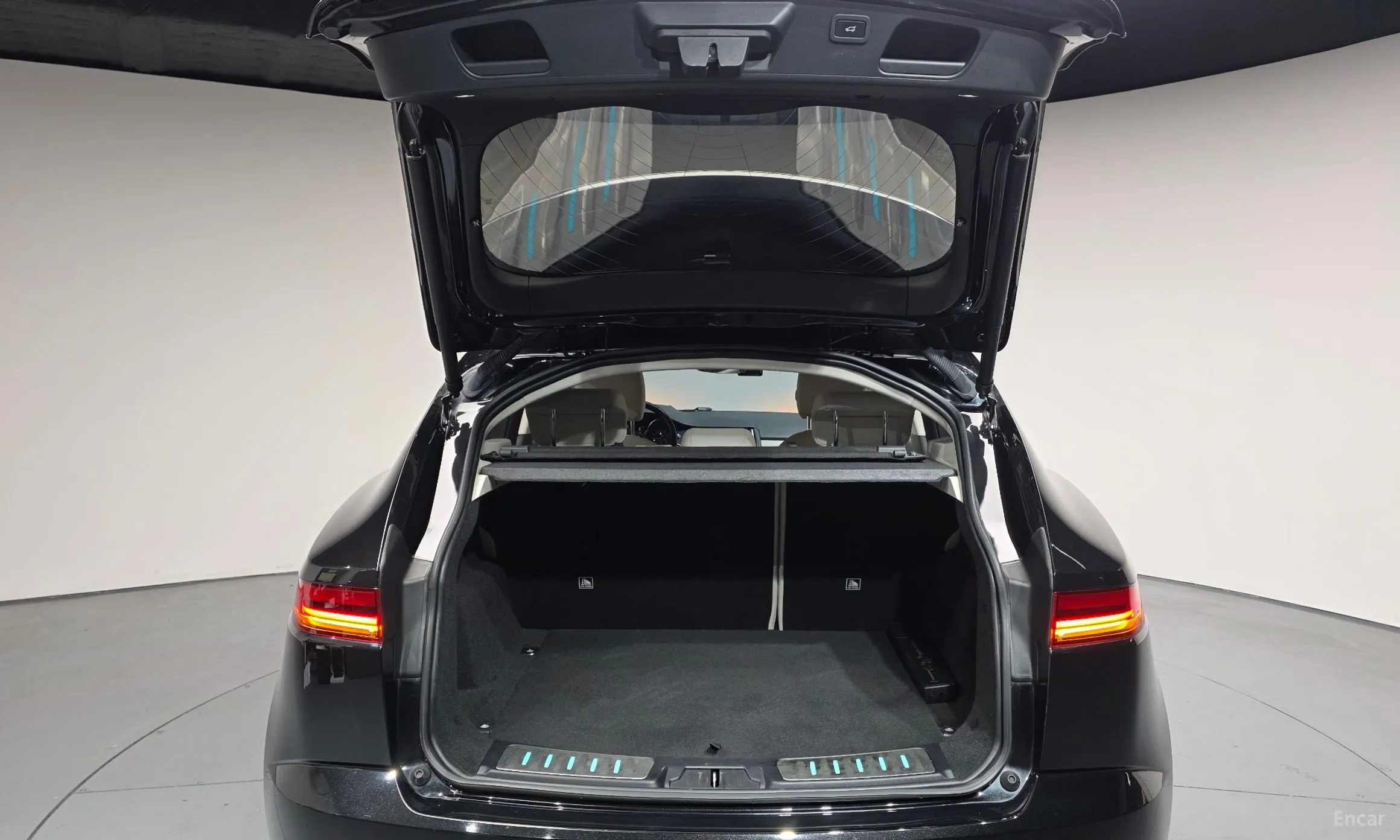 Jaguar E-PACE превью 20