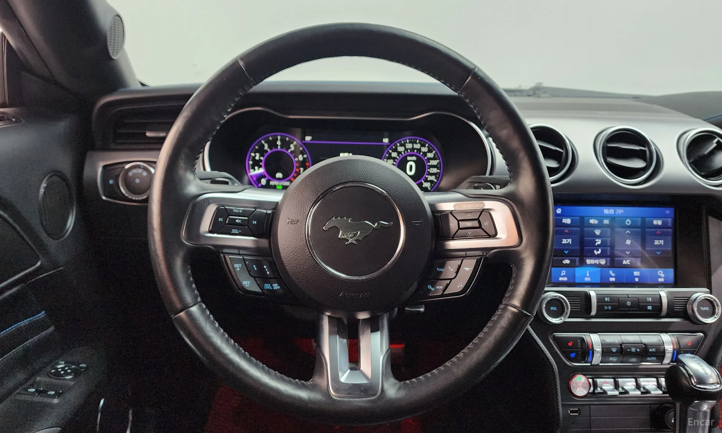 Ford Mustang превью 12