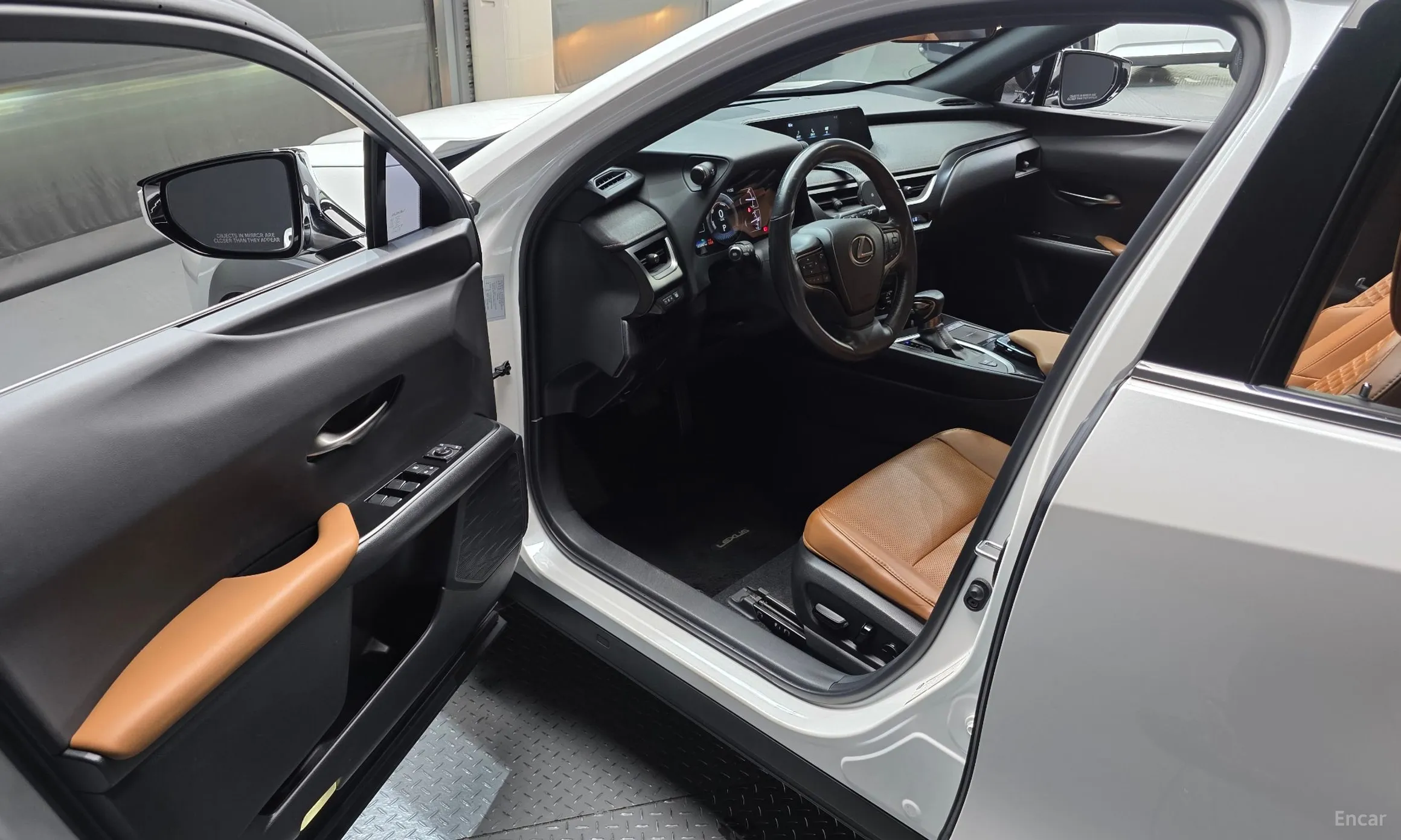 Lexus UX250h превью 10