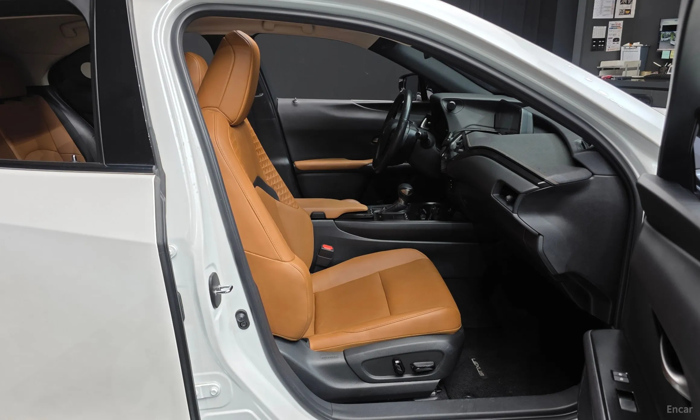 Lexus UX250h превью 11
