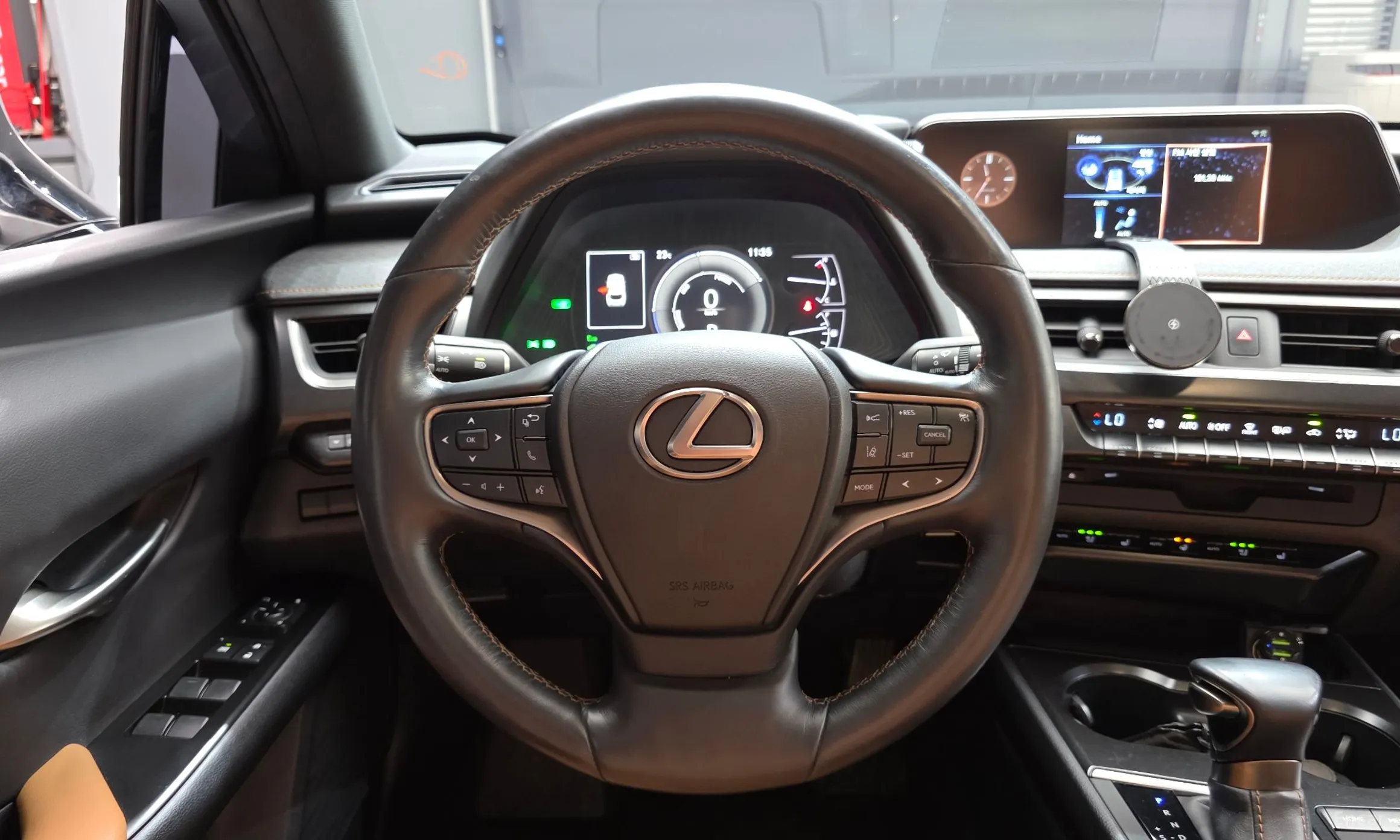Lexus UX250h превью 12